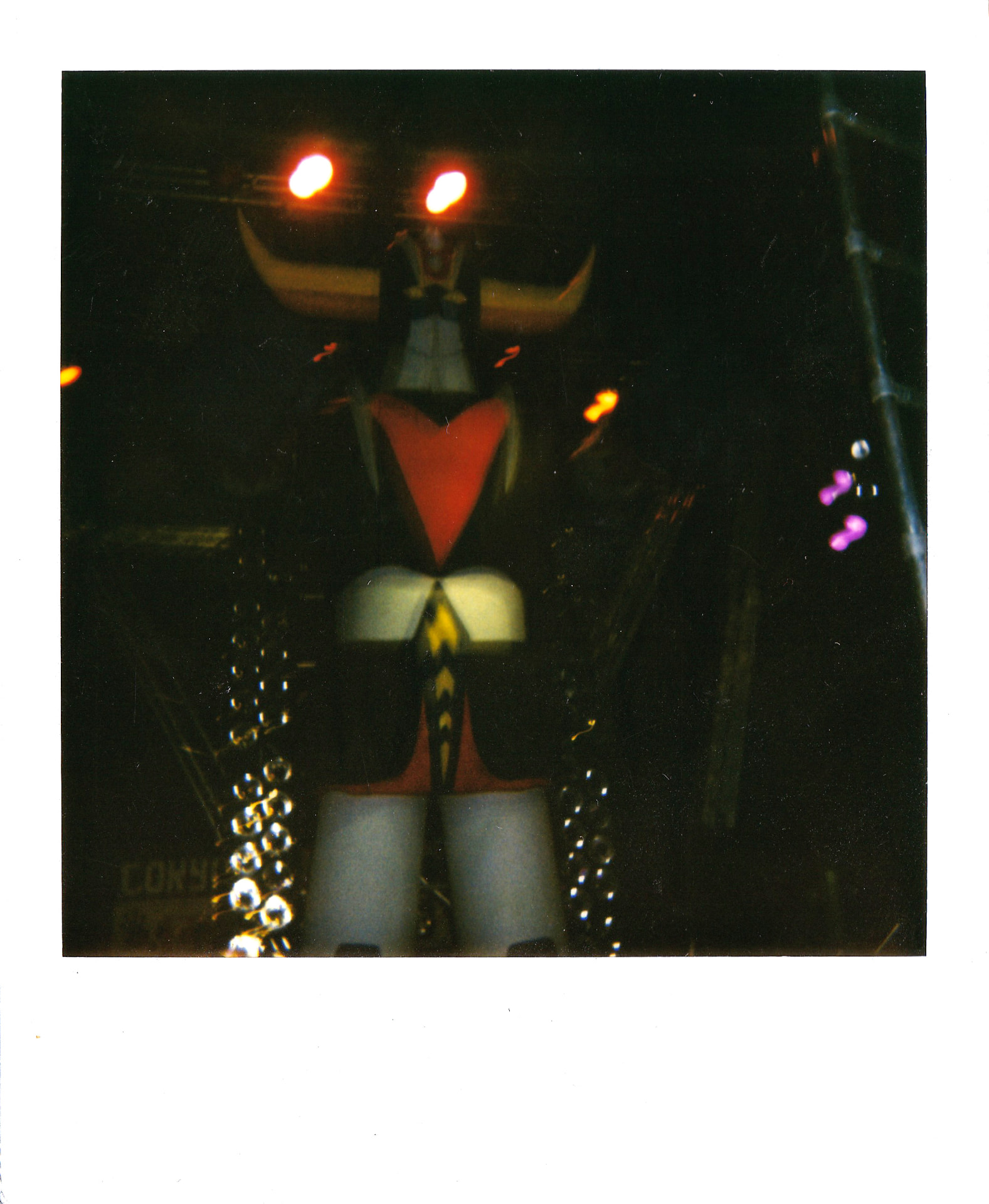 The Goldorak of more than 10 metres during the party, spotlights aligned with the horns.