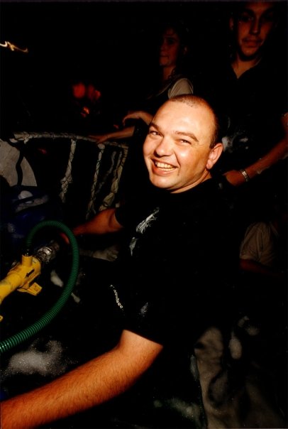 Dominique Martens, manager of the Fuse, preparing the foam.