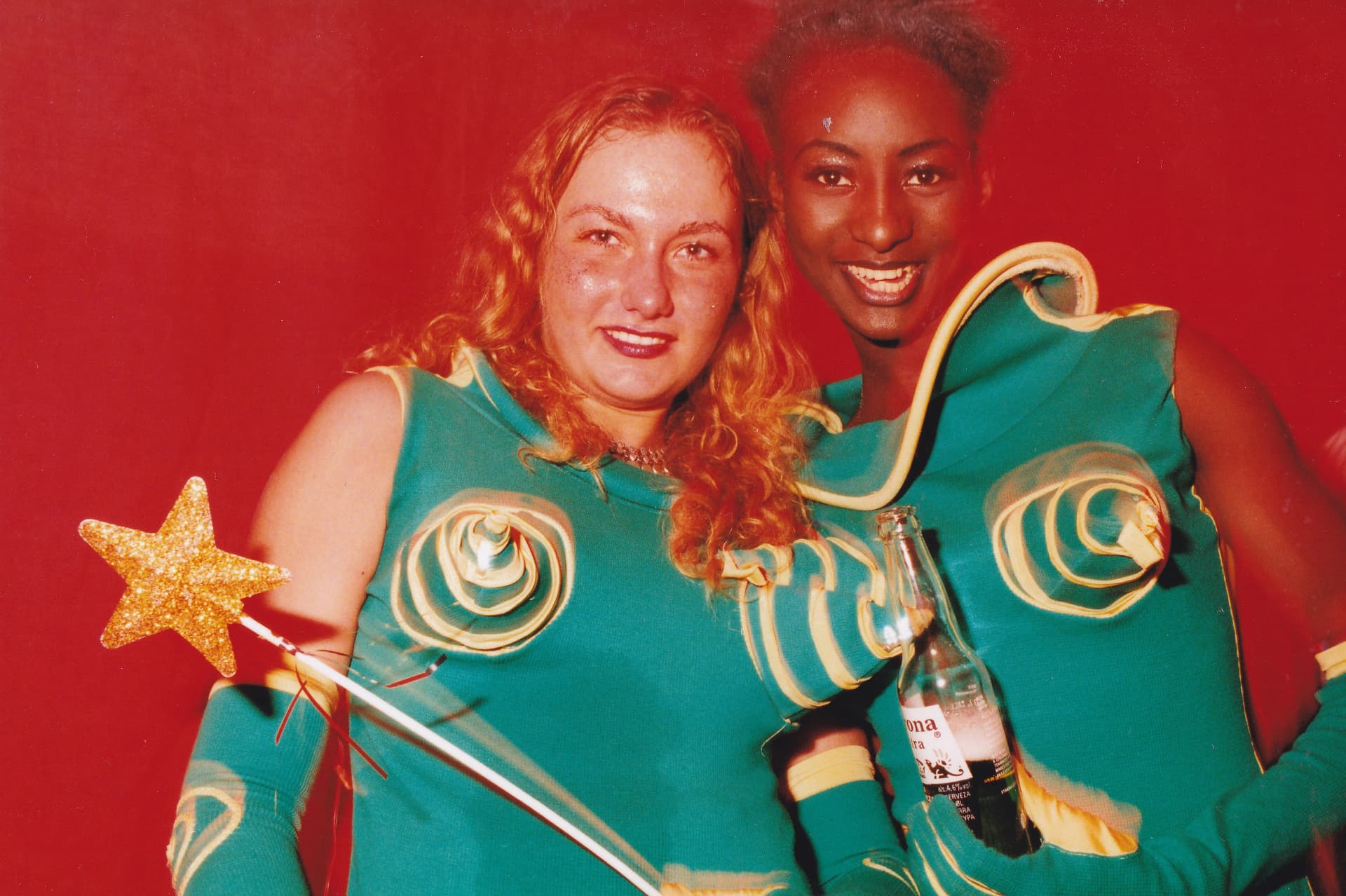 Two « Perrier c'est Fou » hostesses in intergalactic outfits make an appearance at the club after an event communication activation in town for KCC « K Comme Communication » — the agency of Marco Rolland and Paul Sterck, co-founder of the Mirano. Carl De Moncharline was also Marco Rolland's assistant in the agency's artistic direction and had created its concept.