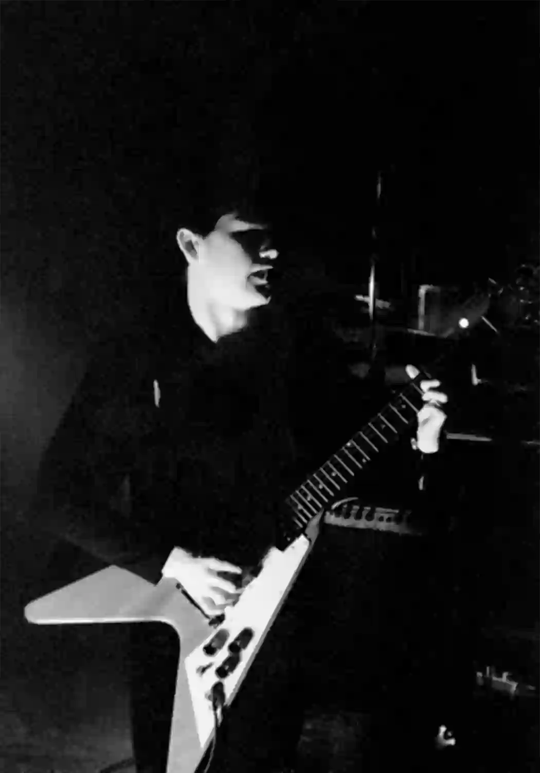 Charlie Burchill à la guitare. Simple Minds, premier concert en Belgique, Le Canotier, 18 octobre 1979.