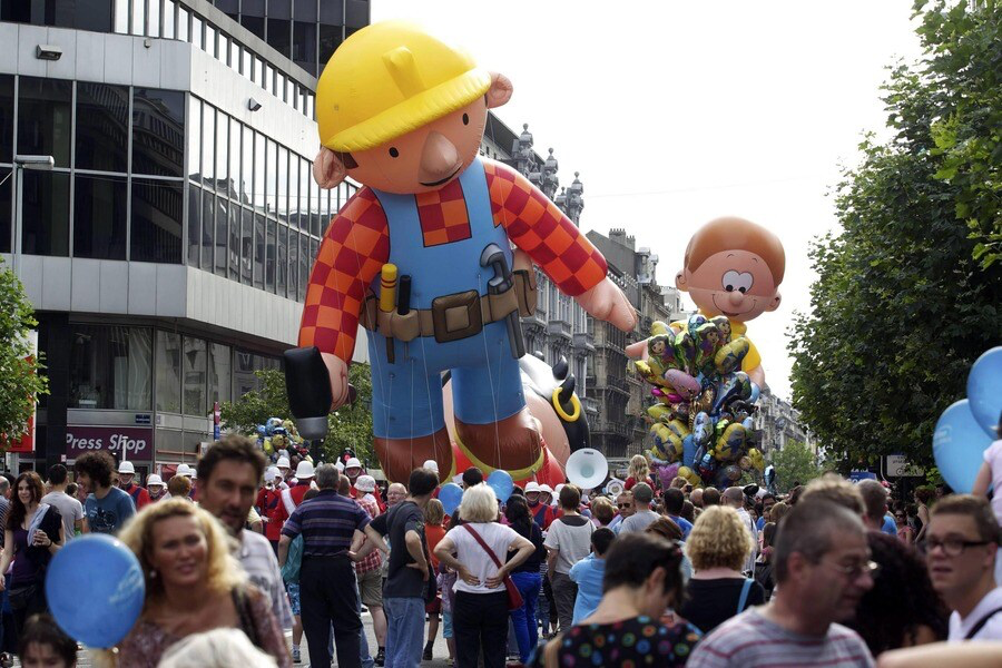 Balloon’s Day Parade à Bruxelles. Crédit photo : EPA. La page de lecture conserve les quatre photographies liées à la parade ; les éléments parasites ont été retirés.