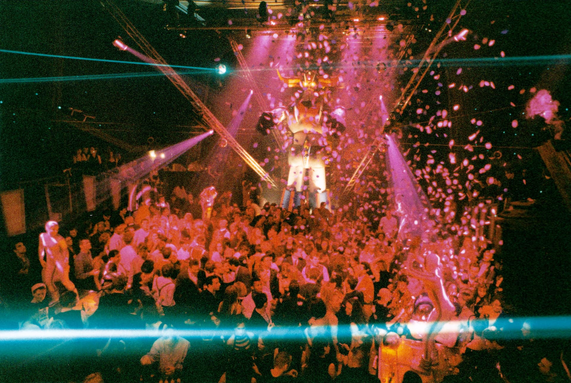 The packed room under a shower of confetti, the Goldorak at the back and laser beams above the crowd.