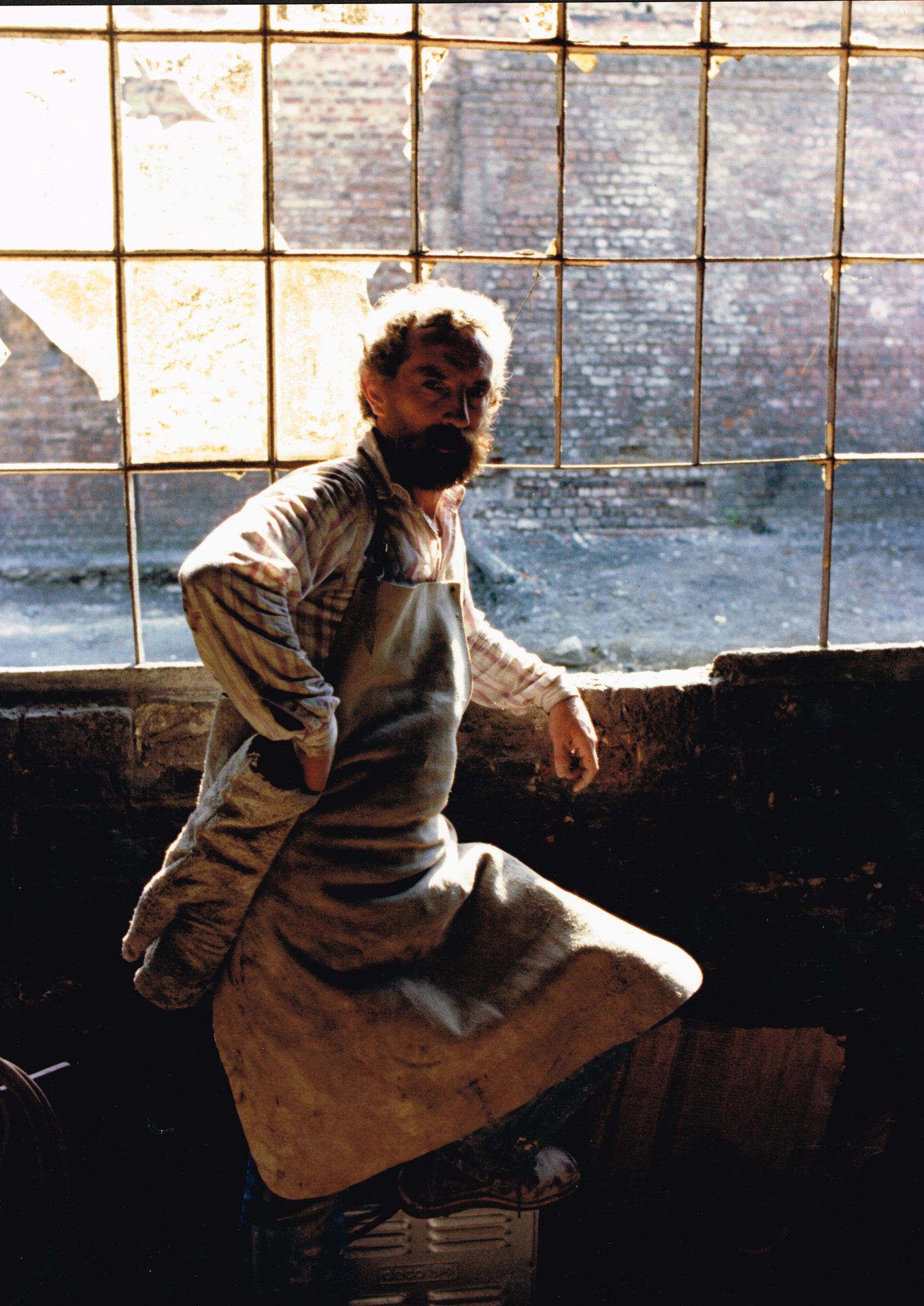 Mon De Rijck dans son atelier-fonderie, devant une grande verrière. Archives familiales.