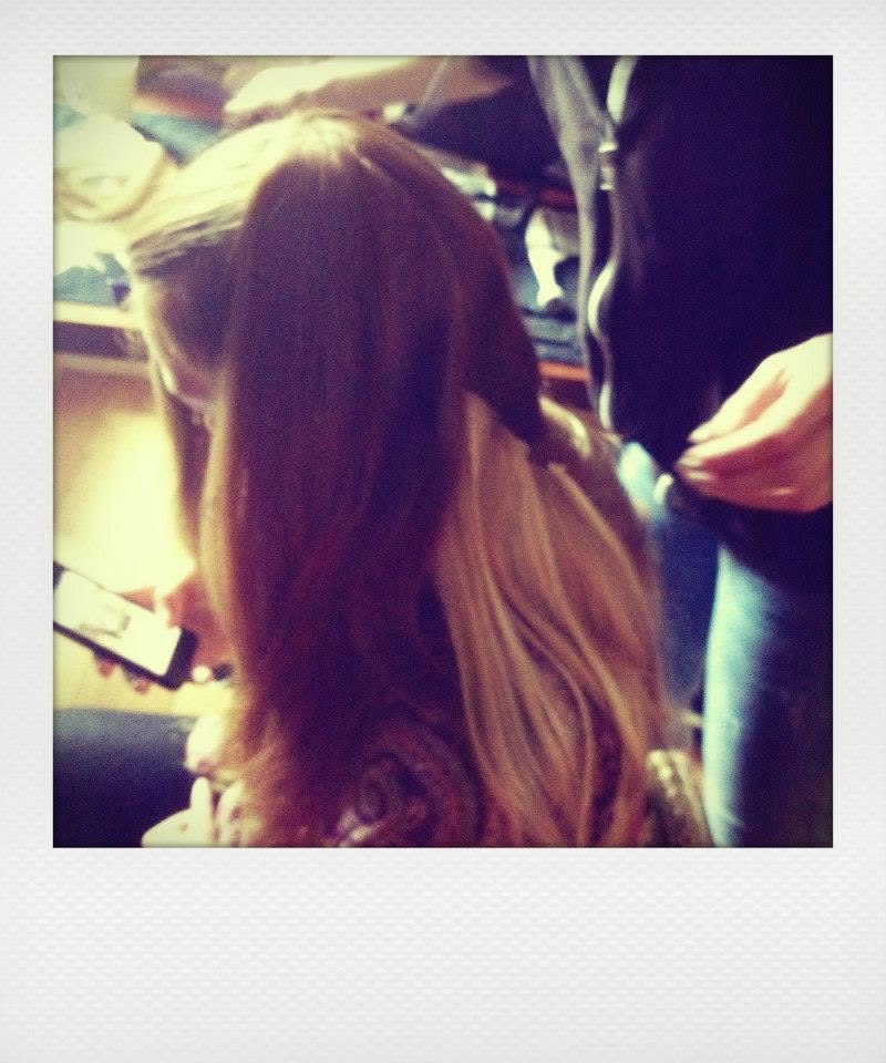 Préparation de la coiffure du modèle.
