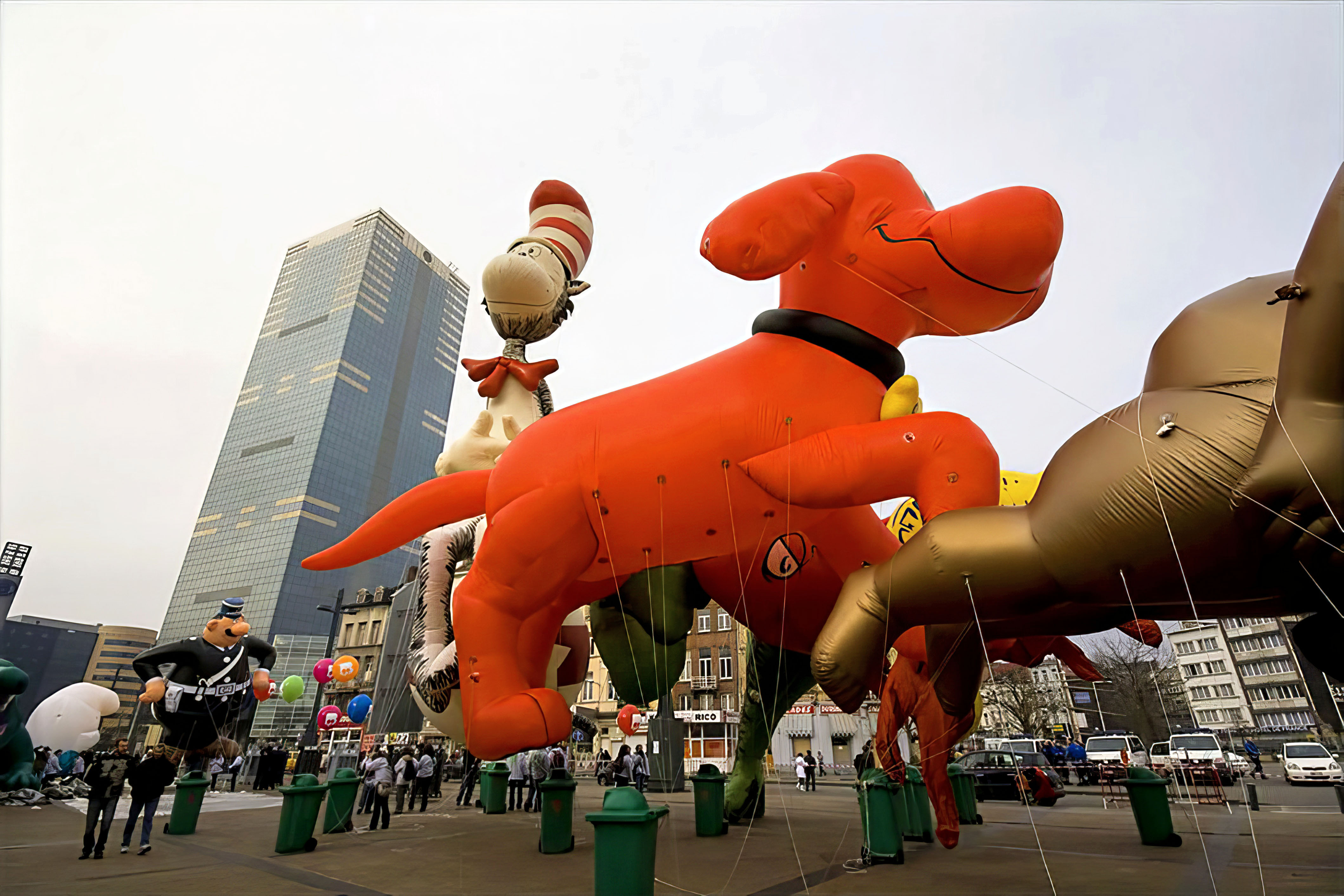 Montage des ballons avant le départ de la Balloon’s Day Parade à Bruxelles, le 28 février 2009.