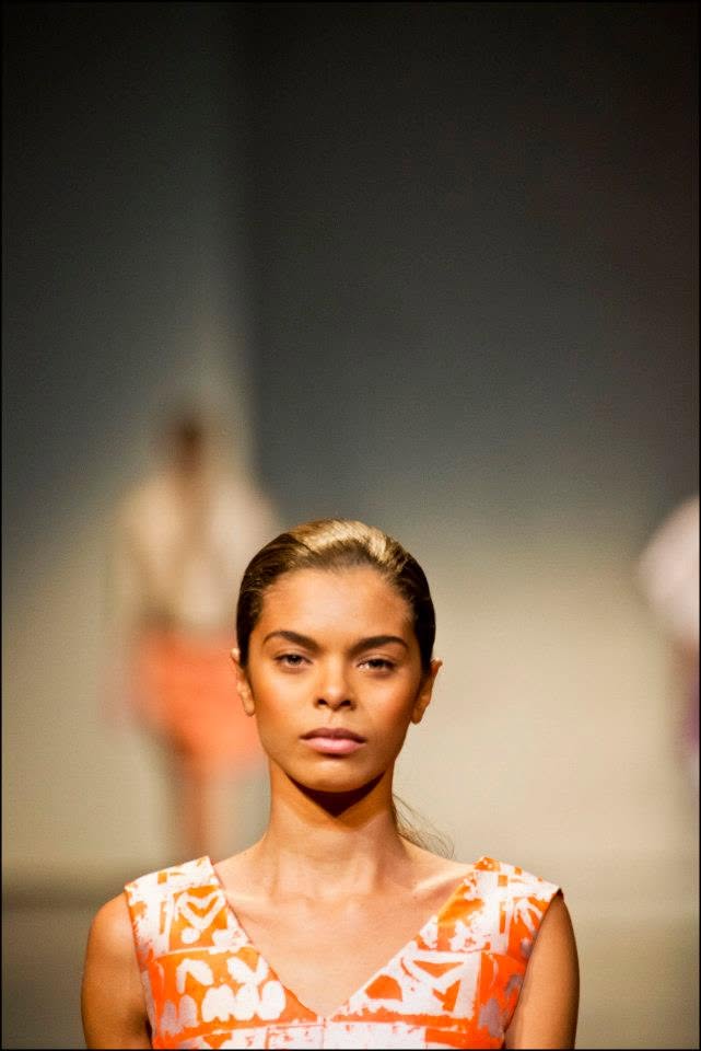 Portrait d'un mannequin pendant le défilé.
