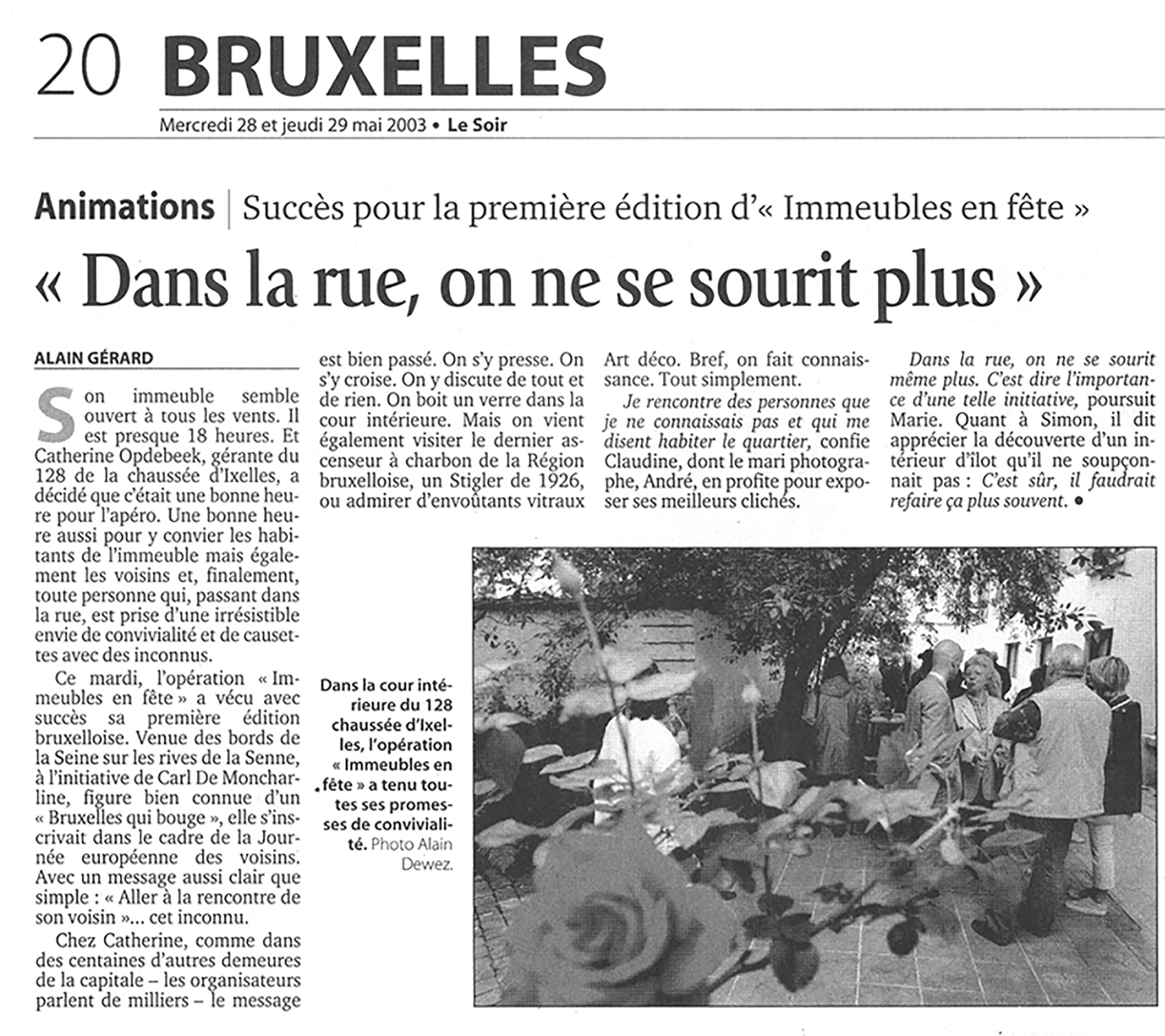 Le Soir, 28-29 May 2003. Printed caption: "In the inner courtyard of 128 chaussée d'Ixelles, the 'Immeubles en fête' operation lived up to all its promises of conviviality." Photo Alain Dewez.