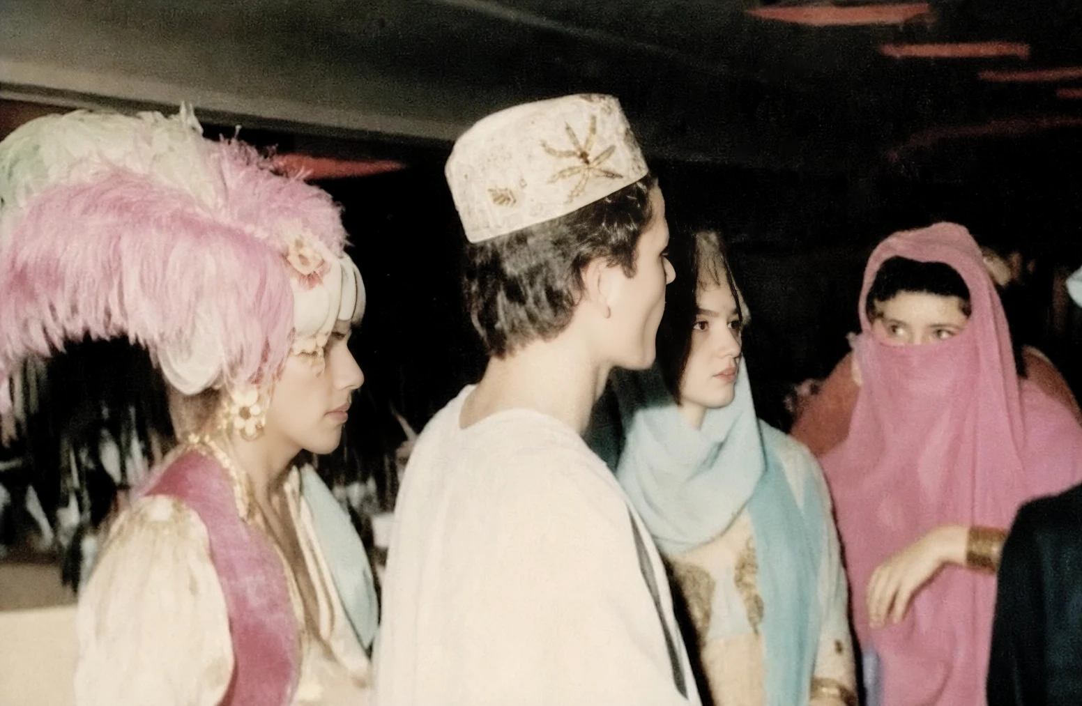 Coiffe de plumes roses, calotte brodée et voiles colorés : profils d'invités lors de la soirée « Fantasia des Mille et Une Nuits » au Mirano Continental, mercredi 29 septembre 1982.