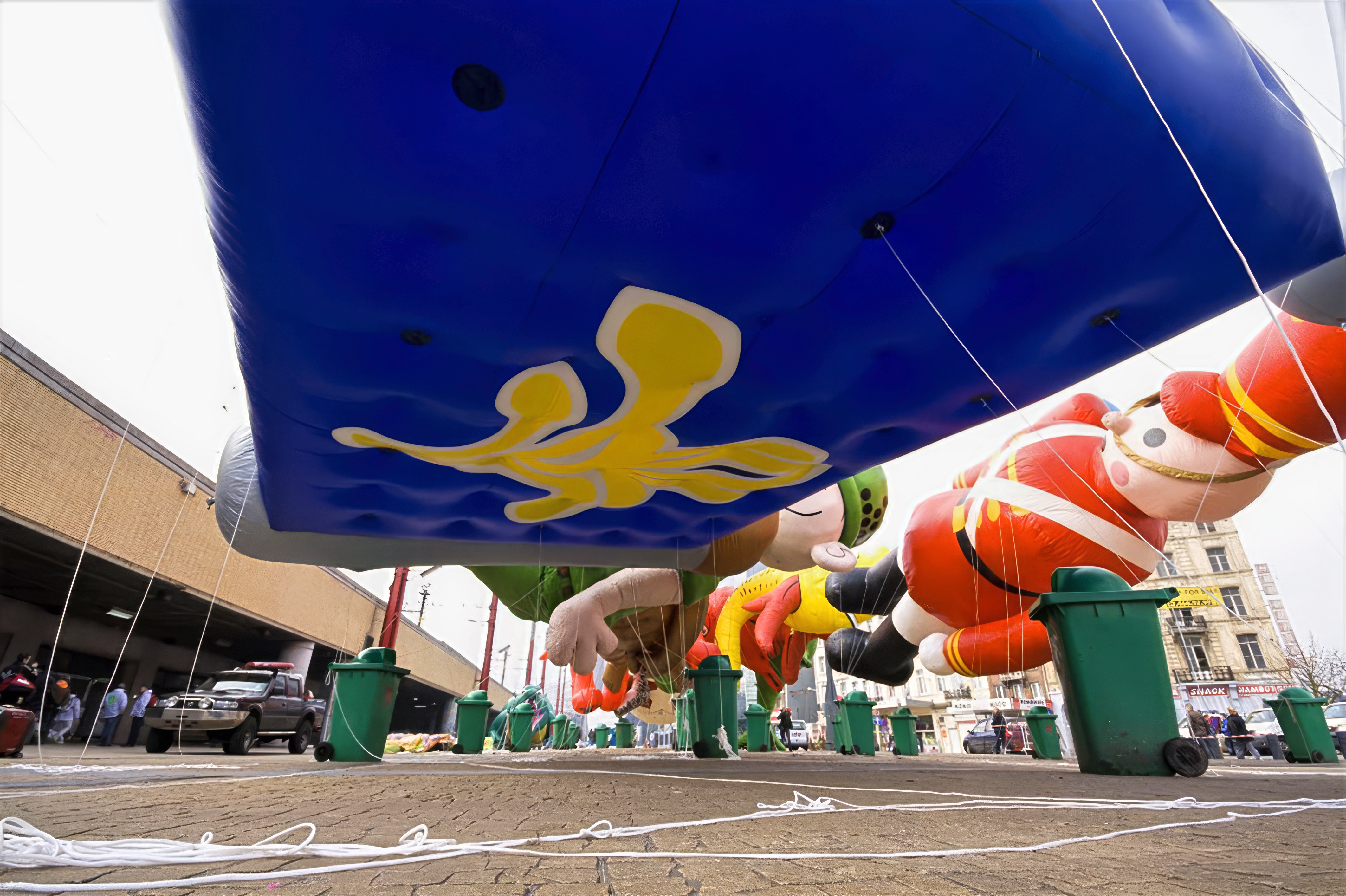 Montage des ballons avant le départ de la Balloon’s Day Parade, Bruxelles, 28 février 2009.