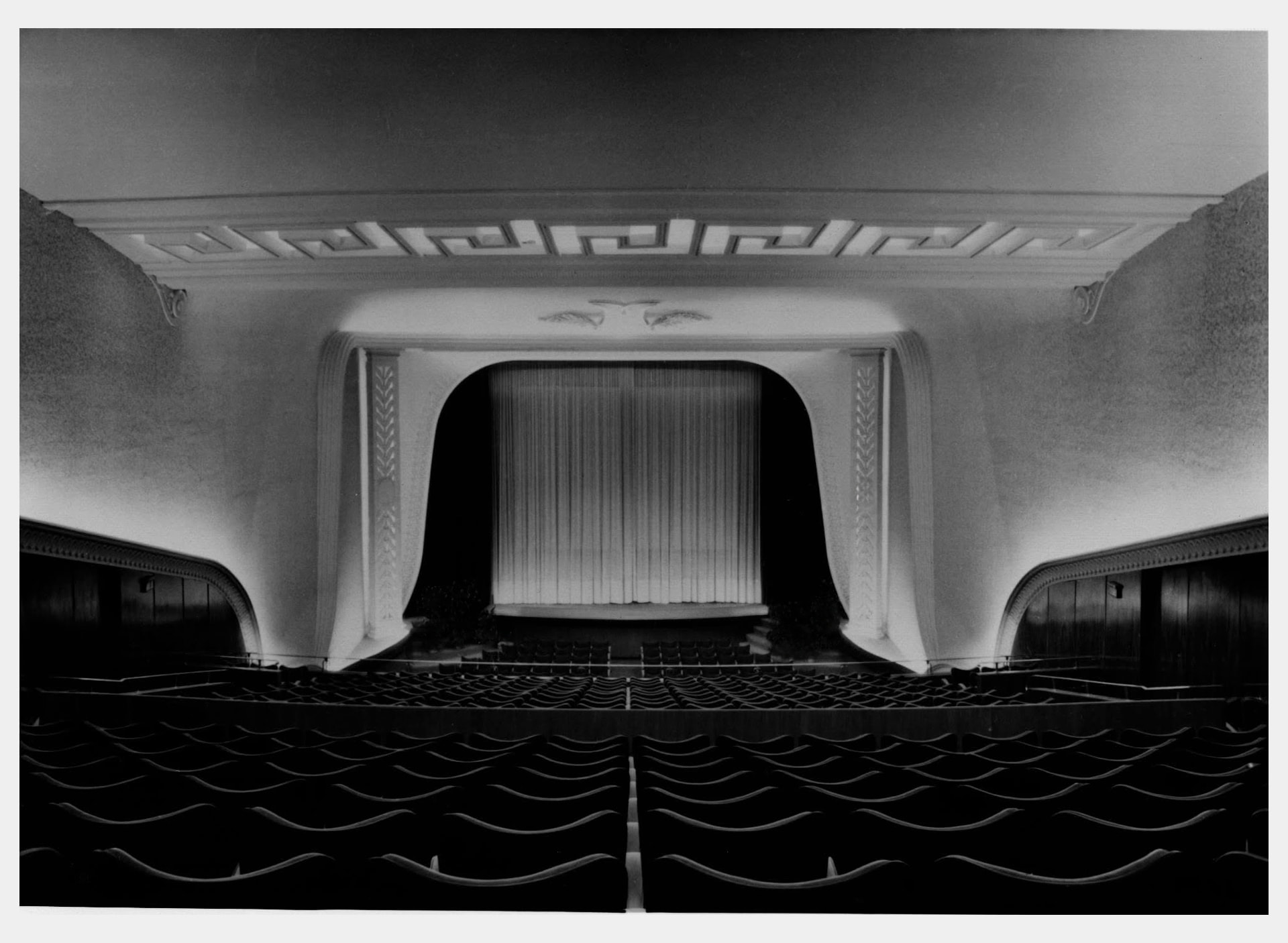 Le Mirano à l'époque où il était encore un cinéma : la grande salle, son rideau de scène et son balcon, avant la métamorphose en club.