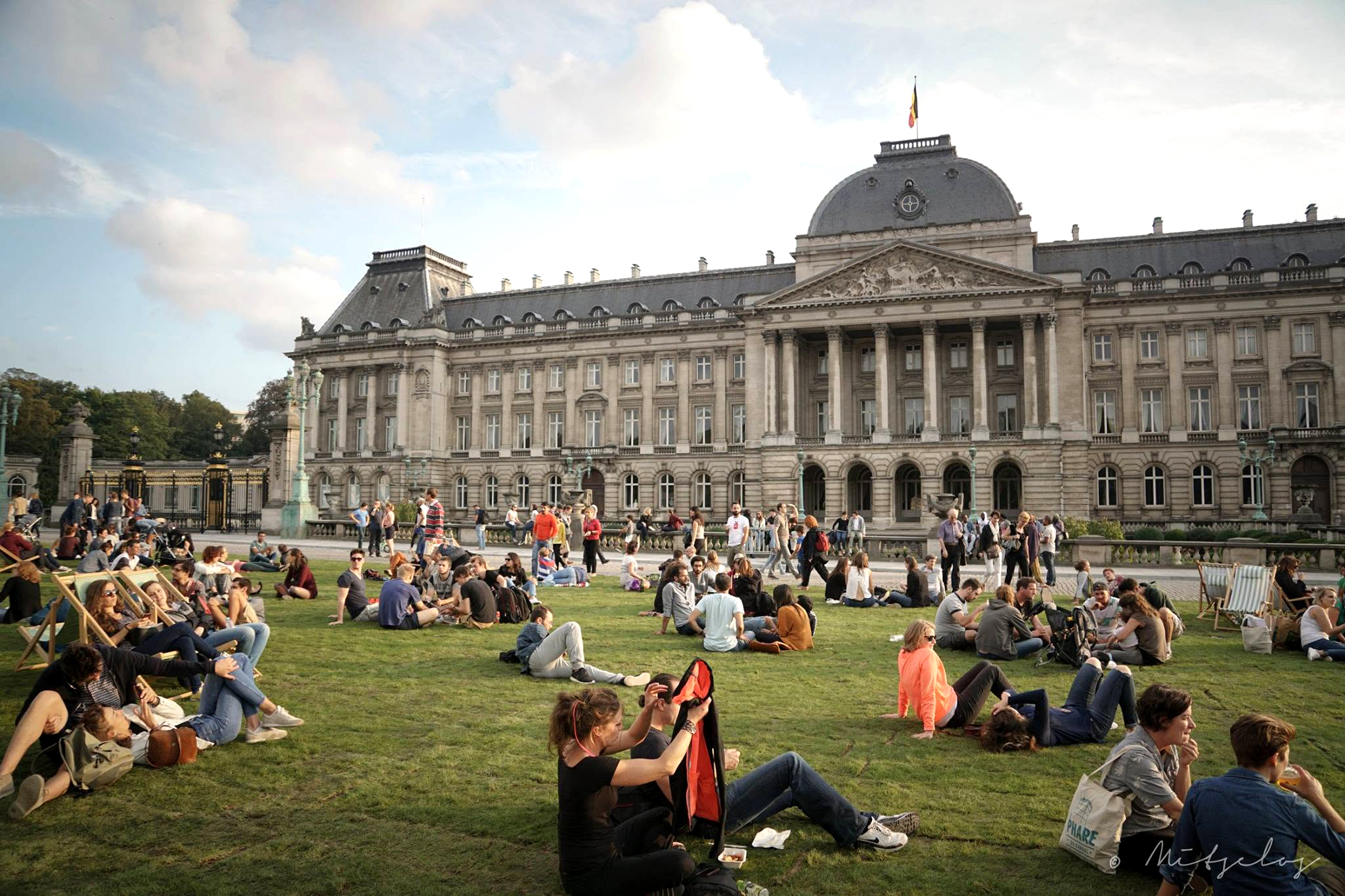 Transats et pelouse devant le Palais royal, en fin de journée.