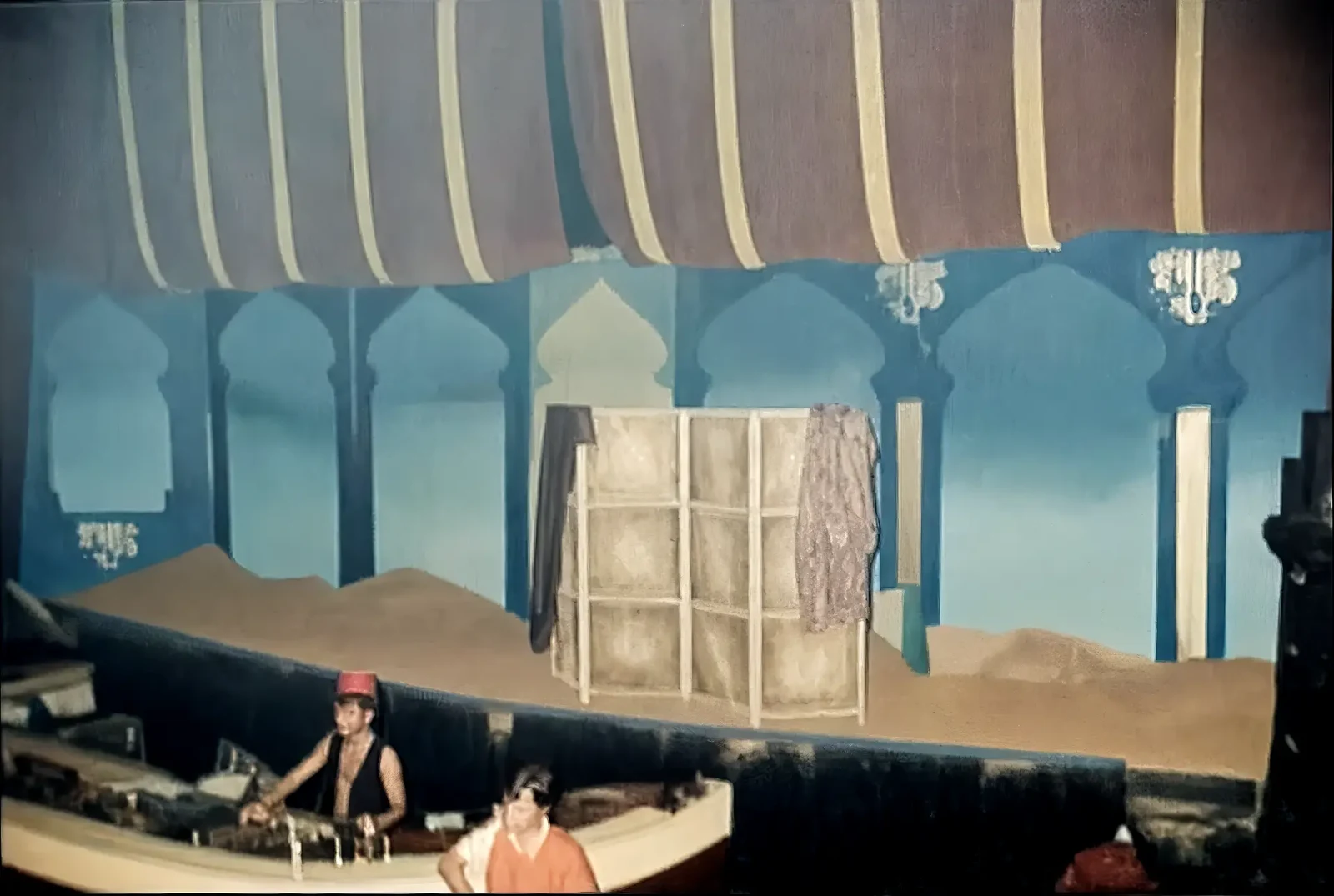 Le décor de la scène signé Aldo Gigli : arcades peintes, dunes de sable et boutre, pour la soirée « Fantasia des Mille et Une Nuits » au Mirano Continental, mercredi 29 septembre 1982.