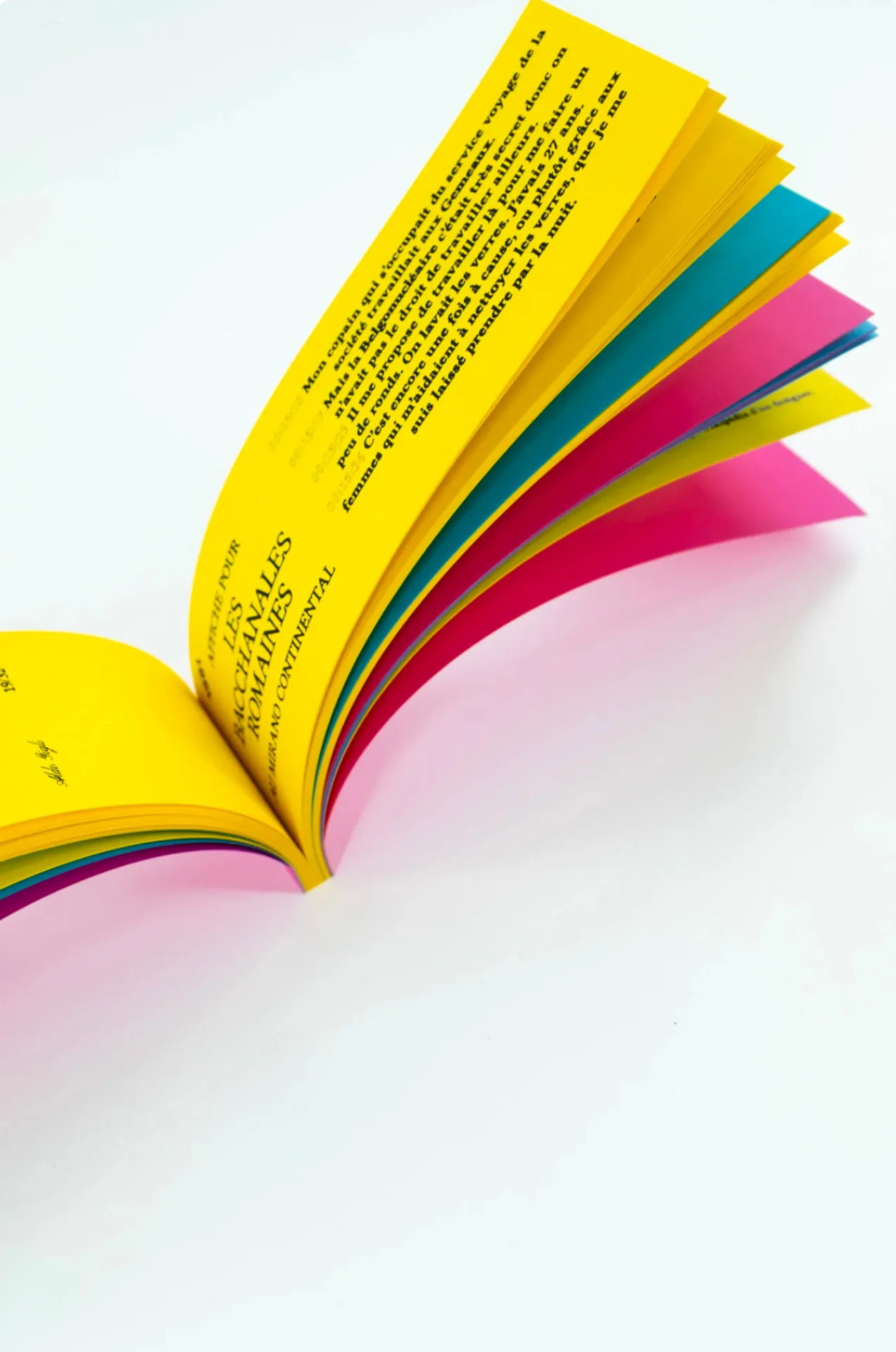 Les pages du carnet s'ouvrent en éventail, comme les rideaux d'une scène : jaune, turquoise, magenta. On y lit le récit des débuts, les verres, les ronds, la nuit qui prend. Un carnet qui déplie une grande histoire.