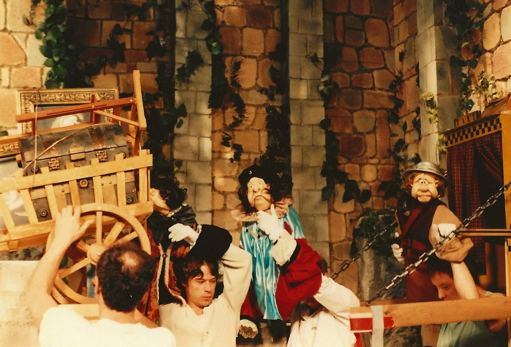 Bras levés sous le cadre, les marionnettistes du Magic Land Théâtre font vivre les personnages hors champ. Tout le travail reste invisible à l'écran.