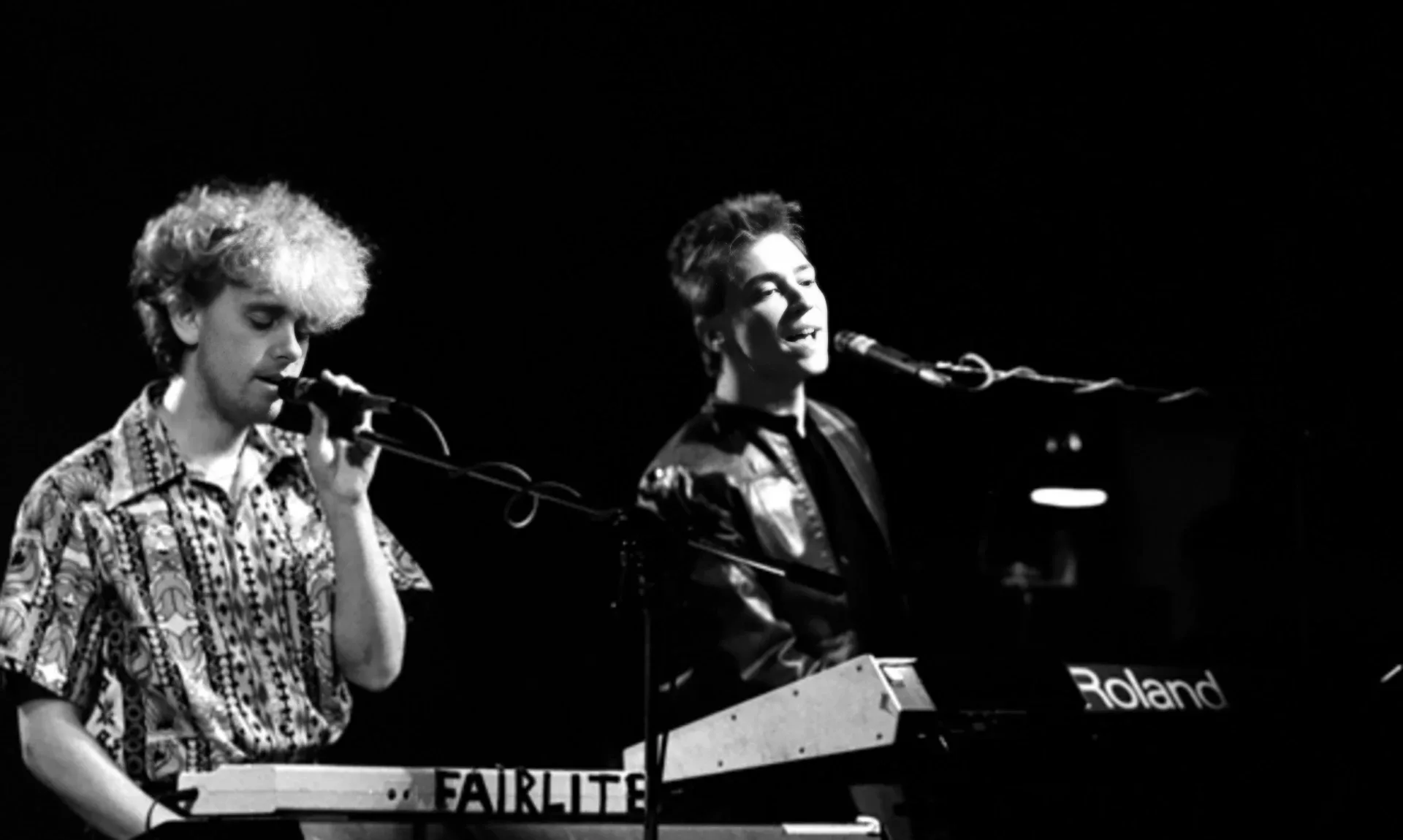 Martin Gore et Andy Fletcher côte à côte derrière le Fairlight et le Roland, au concert de Depeche Mode au Mirano, dimanche 12 décembre 1982. Photo © Philippe Carly.