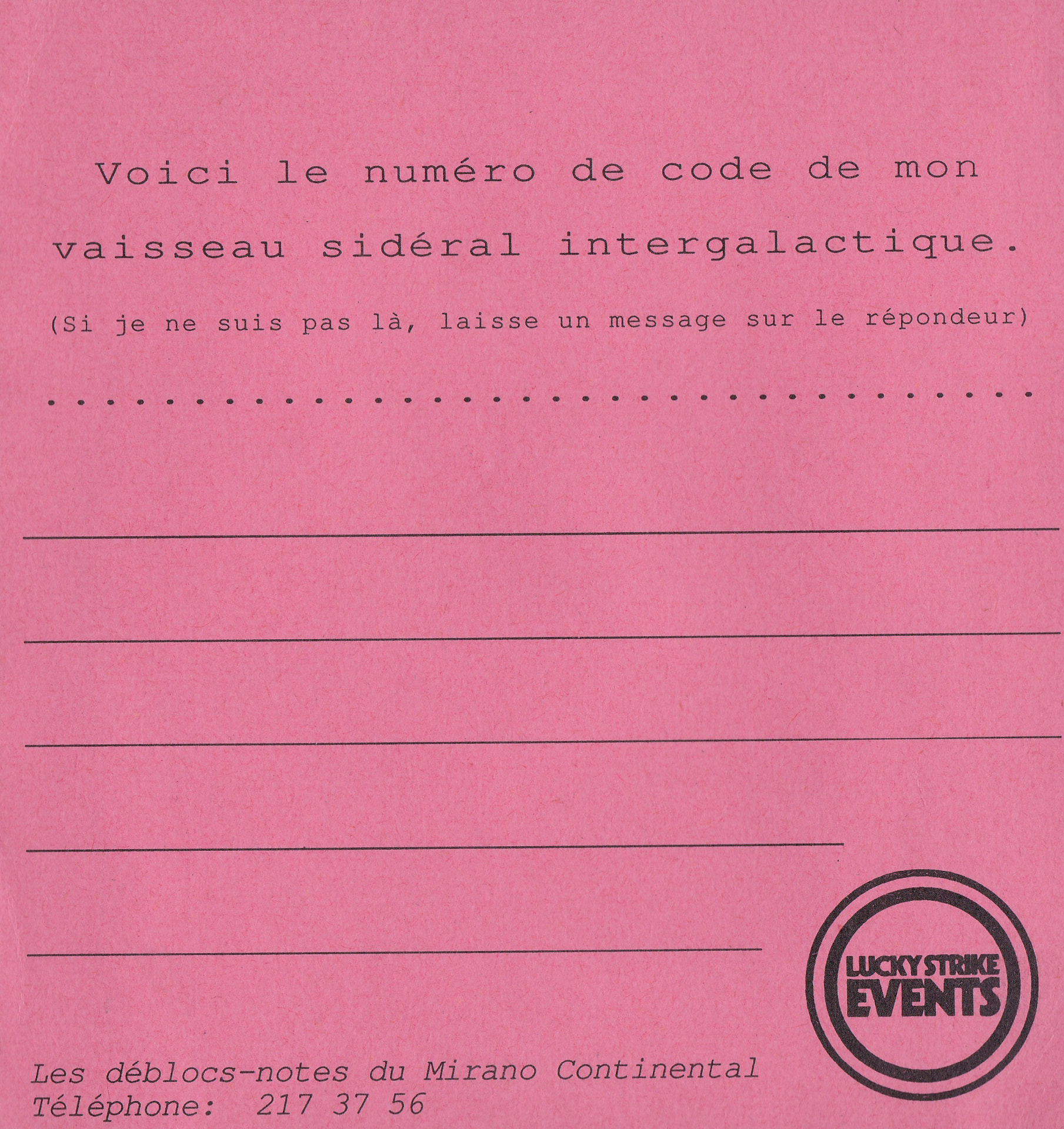 Notepad reading "Voici le numéro de code de mon vaisseau sidéral intergalactique. (Si je ne suis pas là, laisse un message sur le répondeur)", left for guests to swap numbers.