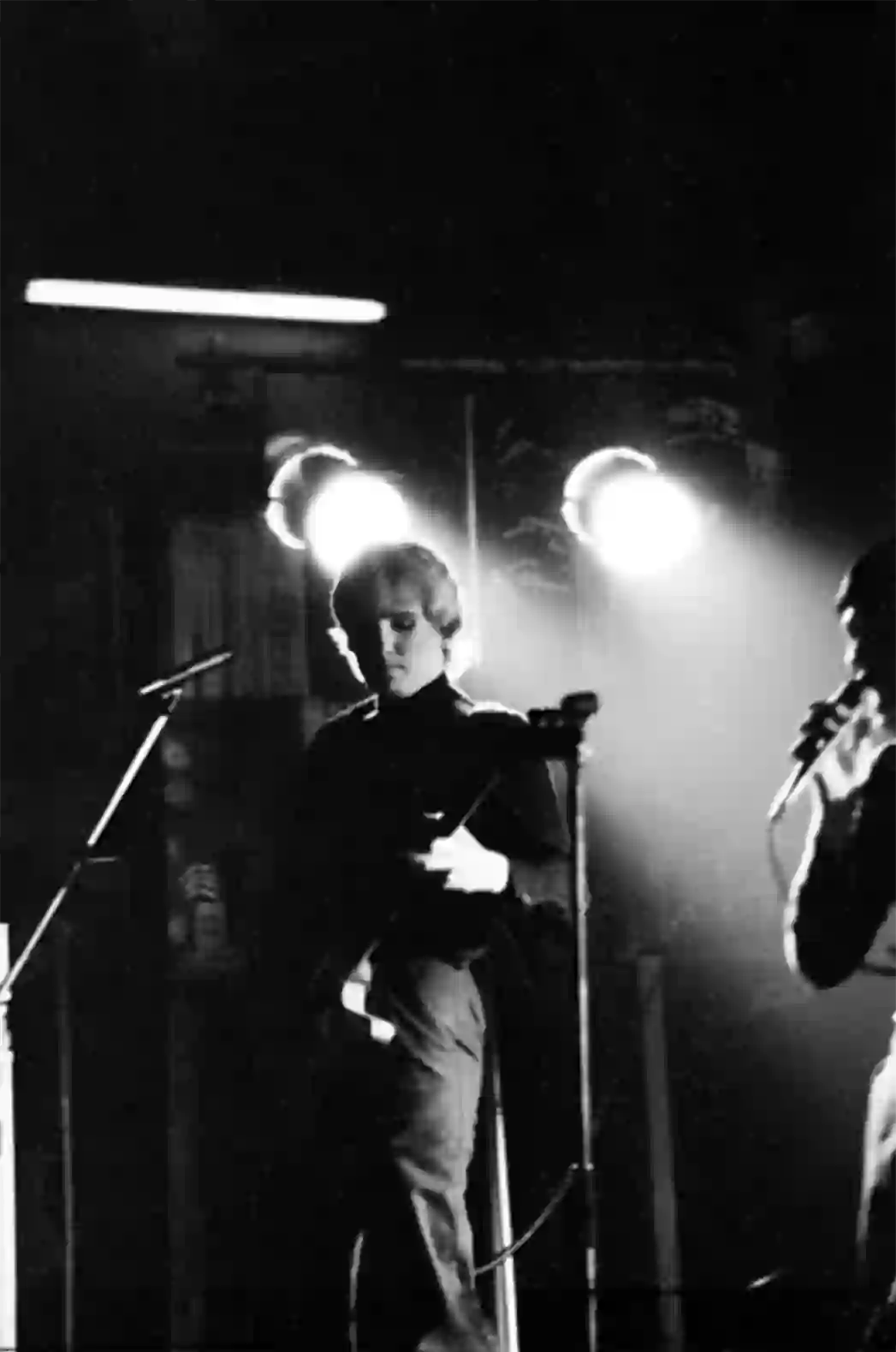 Derek Forbes entre deux projecteurs. Le concert se joue à hauteur de regards, sur la scène basse du club d'Auderghem.