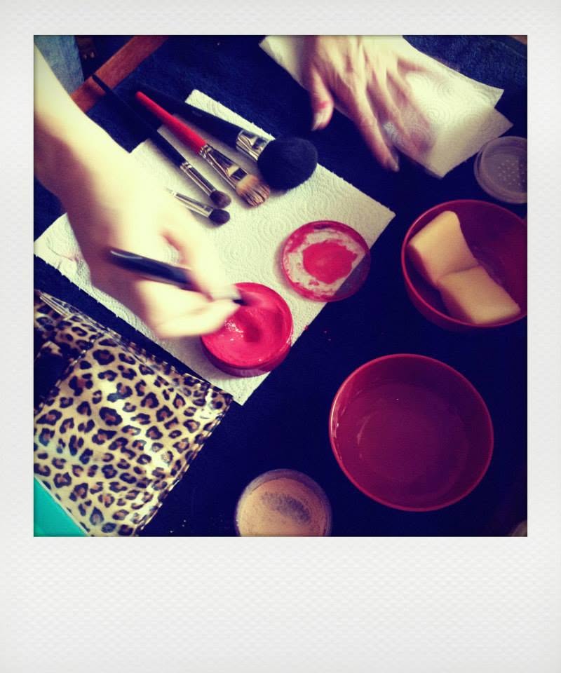 Produits et accessoires de maquillage utilisés en studio.