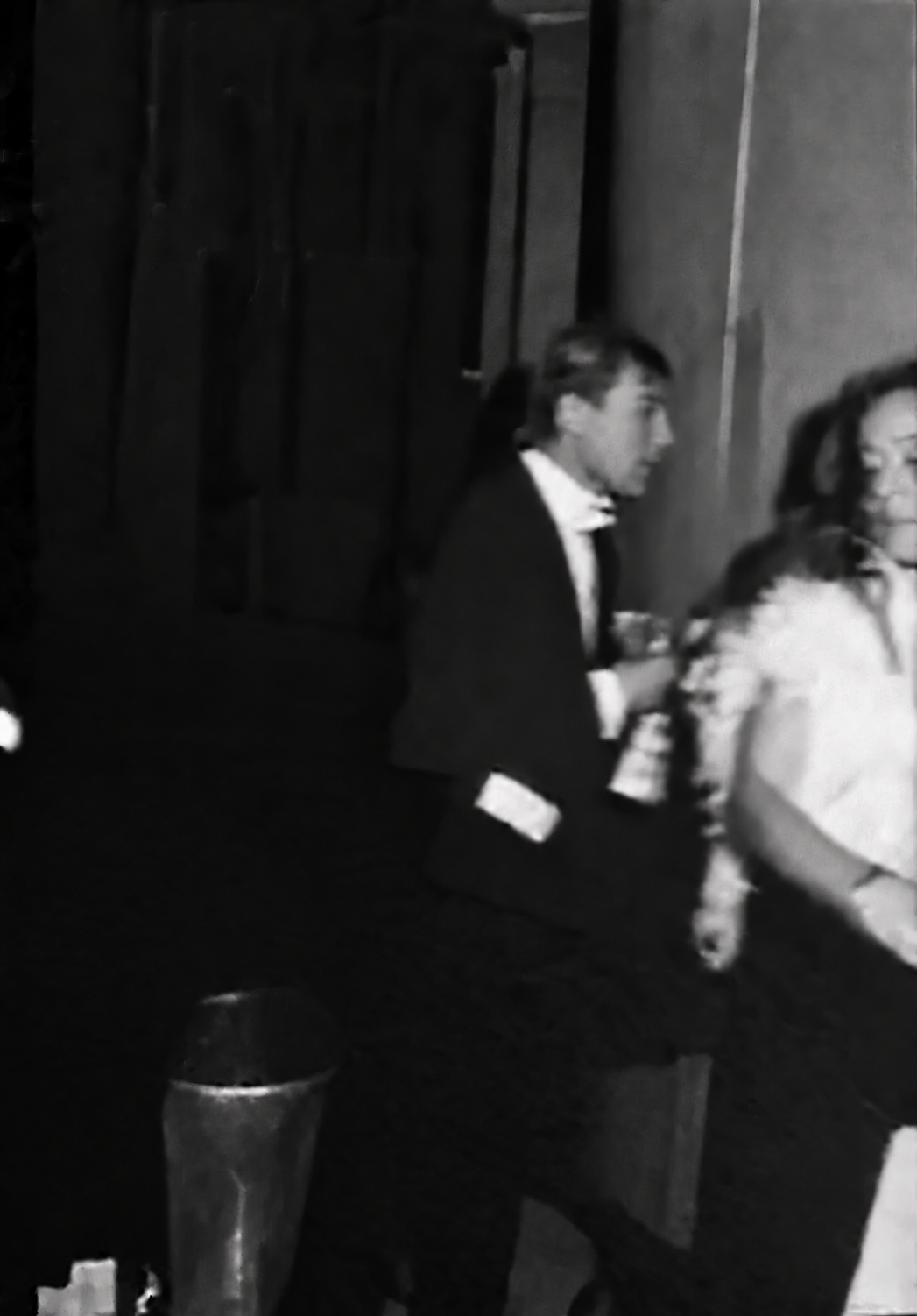 Photographie noir et blanc, format vertical. Un couple danse dans la pénombre du Mirano Continental ; le mouvement floute les contours et garde l'intensité du moment.
