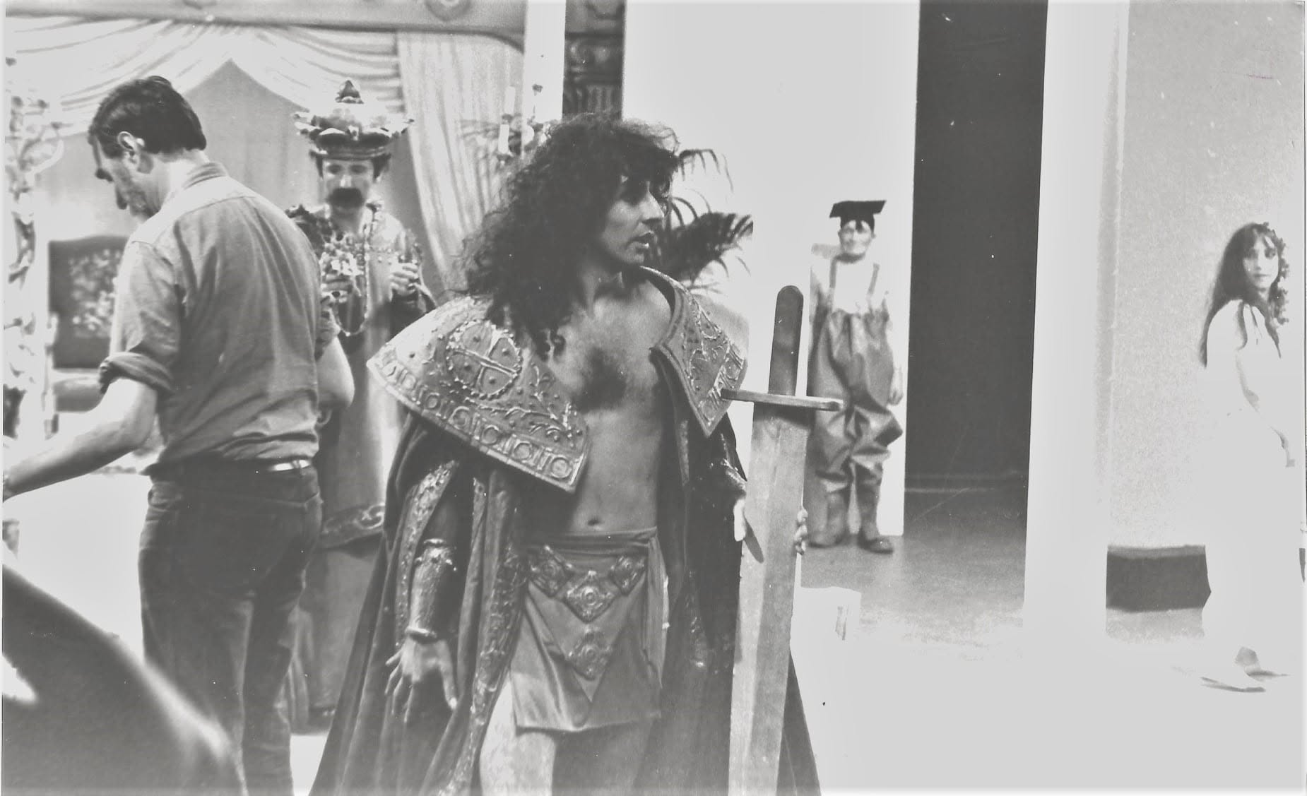 Entre deux prises, costumes et armures de scène : le tournage de La Constellation des Radis à la RTBF, en 1982.
