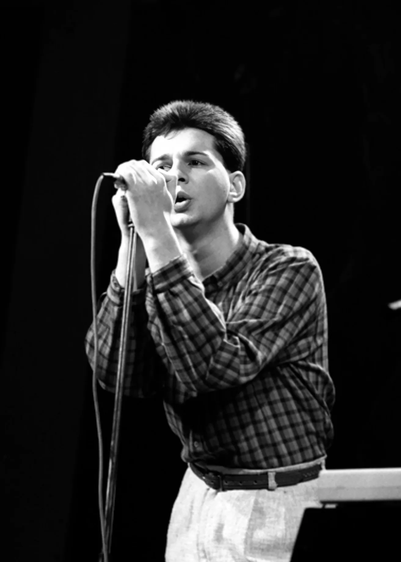 Dave Gahan au micro, chemise à carreaux, lors du concert de Depeche Mode au Mirano, dimanche 12 décembre 1982. Photo © Philippe Carly.