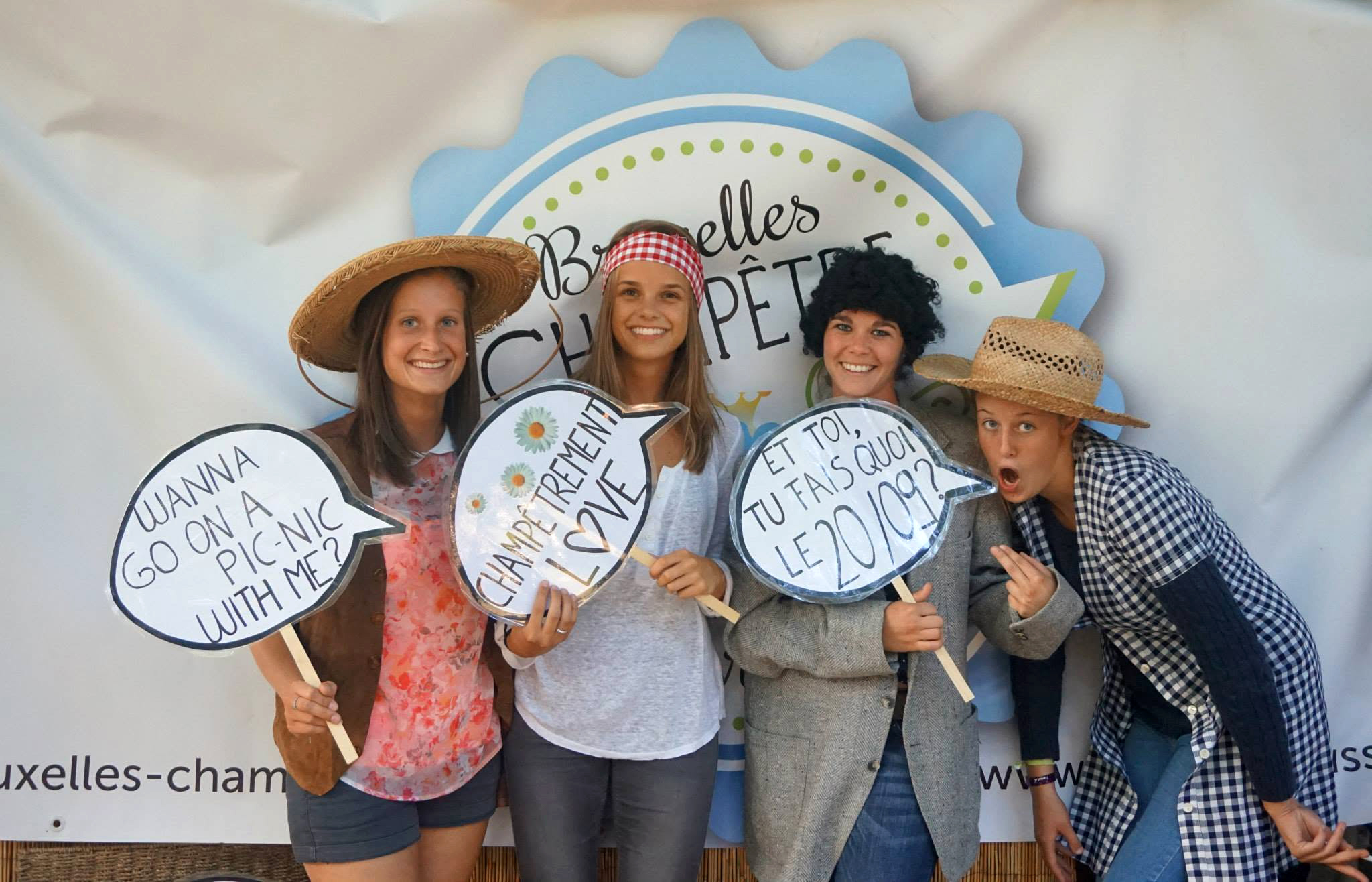 Le photobooth de Bruxelles Champêtre : chapeaux de paille, carreaux et bulles de dialogue pour annoncer la date.