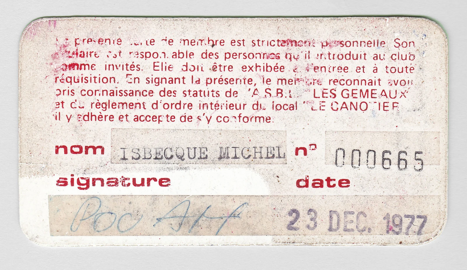 Verso d'une carte de membre du Canotier, datée du 23 décembre 1977. Le texte rappelle que la carte est strictement personnelle, qu'elle doit être présentée à l'entrée, et renvoie aux statuts de l'A.S.B.L. « Les Gémeaux » ainsi qu'au règlement d'ordre intérieur du local « Le Canotier ». Carte n° 000665, au nom d'Isbecque Michel.