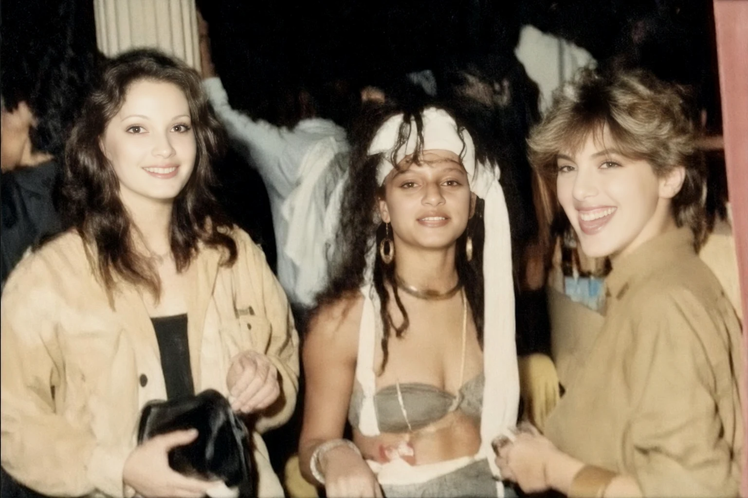 Trois invitées posent devant l'objectif pendant la soirée « Fantasia des Mille et Une Nuits » au Mirano Continental, mercredi 29 septembre 1982.