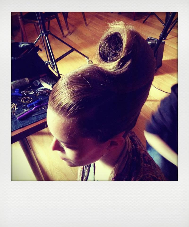 Vue plongeante sur la coiffure sculpturale.