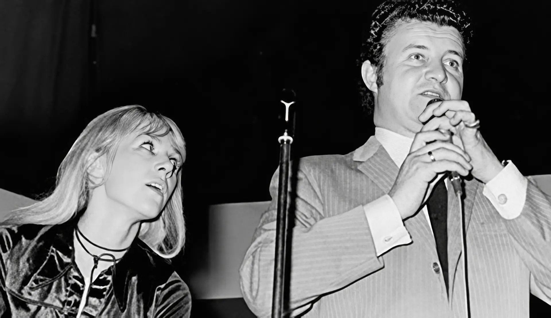 Jean-Paul Wittemans au micro présente la chanteuse de Middle of the Road sur la scène des Gémeaux. Une salle de quartier qui accueillait les vedettes internationales du moment.