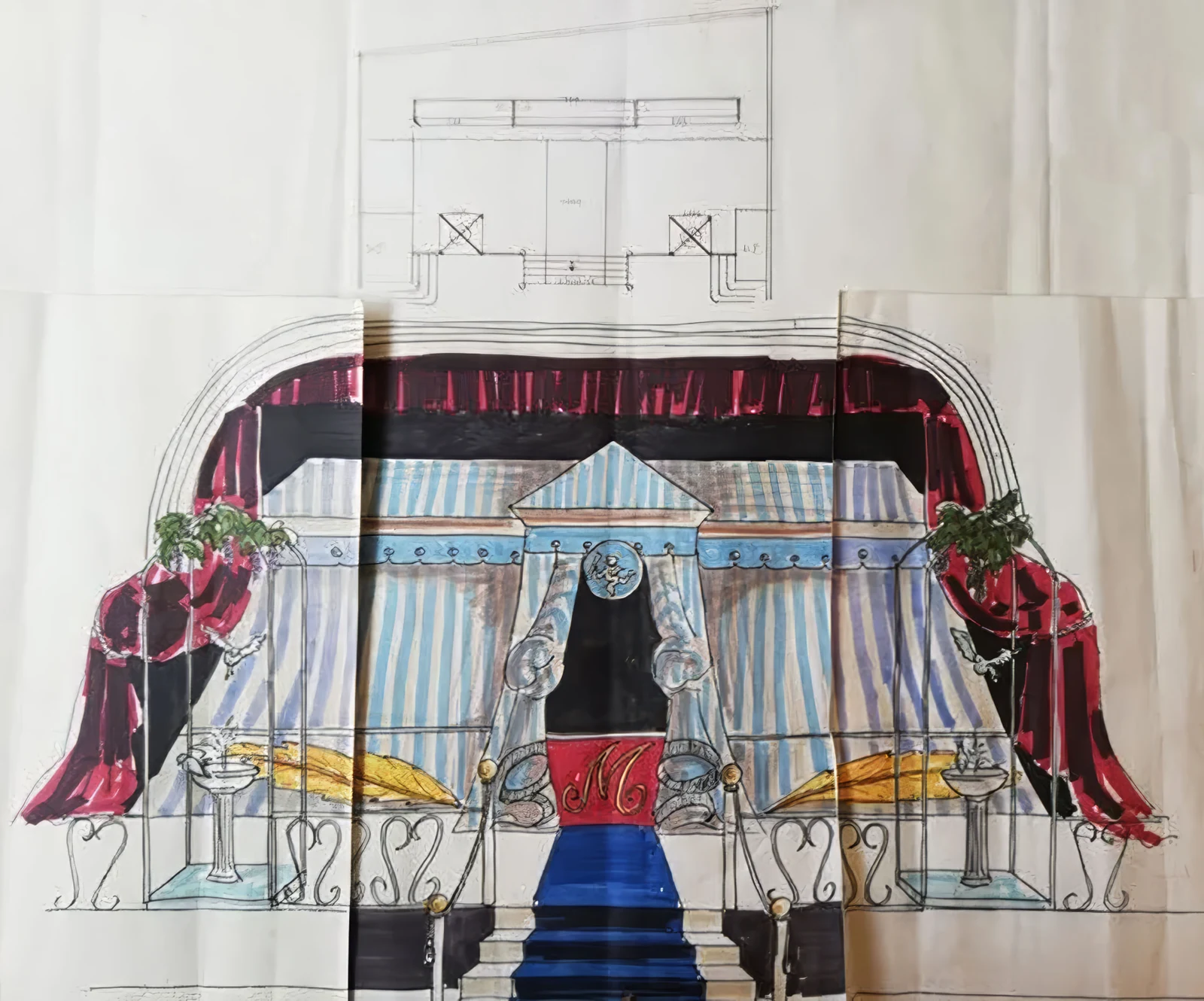 Lay-out d'Aldo Gigli pour le Mirano Continental : dessin au trait rehaussé de gouache et d'encre, format horizontal, feuilles assemblées. Sous un arc de velours framboise et un bandeau noir, une façade de chapiteau à rayures bleues et blanches s'ouvre sur un rideau écarté ; au centre, un médaillon peint et un panneau rouge frappé du monogramme M du club. De part et d'autre, des grilles en fer forgé, des vasques et des lampions ; un escalier de moquette bleue descend vers la piste. En haut de la feuille, le plan technique au crayon donne l'implantation des éléments sur la scène. Le décor traite la salle comme un théâtre de plein air : le club devient une place italienne où la nuit se joue en costume.