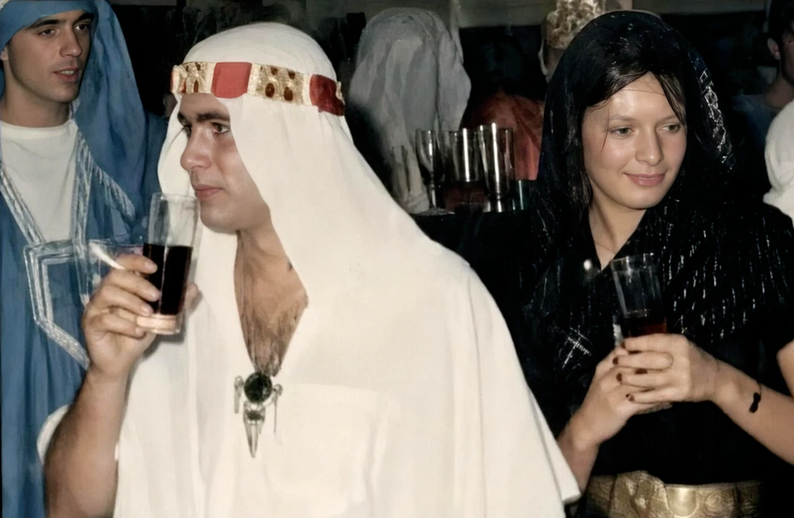 Verres à la main, en tenues de fête orientales, lors de la soirée « Fantasia des Mille et Une Nuits » au Mirano Continental, mercredi 29 septembre 1982.