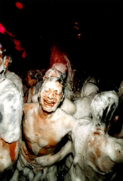 The crowd covered in foam at the height of the night.