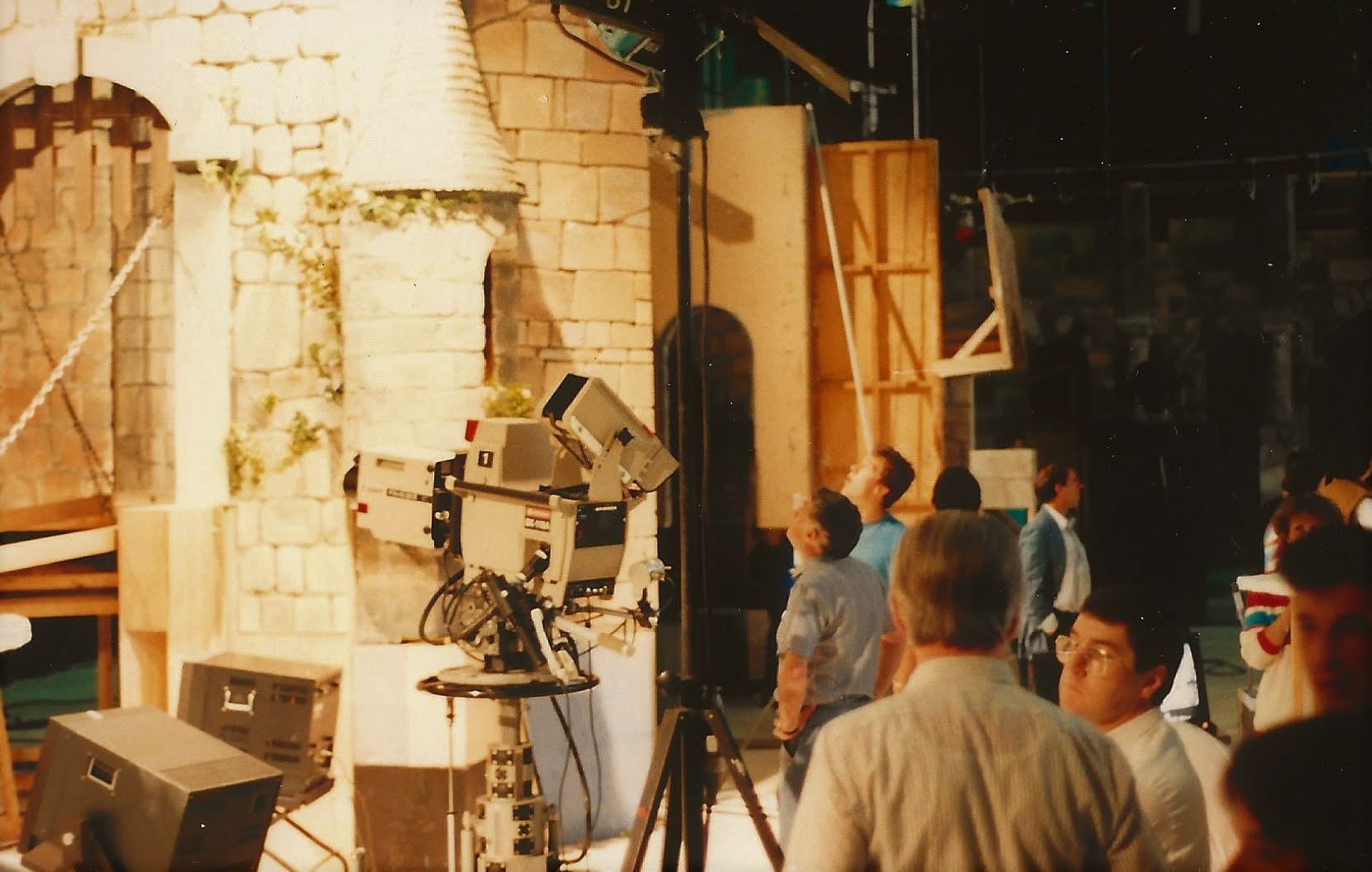Tourelles, murs de pierre peints et praticables de bois : l'échelle du décor construit pour La véritable histoire de Malvira, en 1987.
