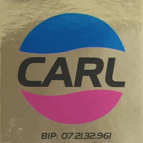 Carl De Moncharline's business card for the night: a reworking of the Pepsi Cola logo, « CARL » set in black lettering between the blue and magenta waves, printed on gold paper, with the line « BIP : 07.21.32.961 » — the pager number, common practice before the mobile phone.