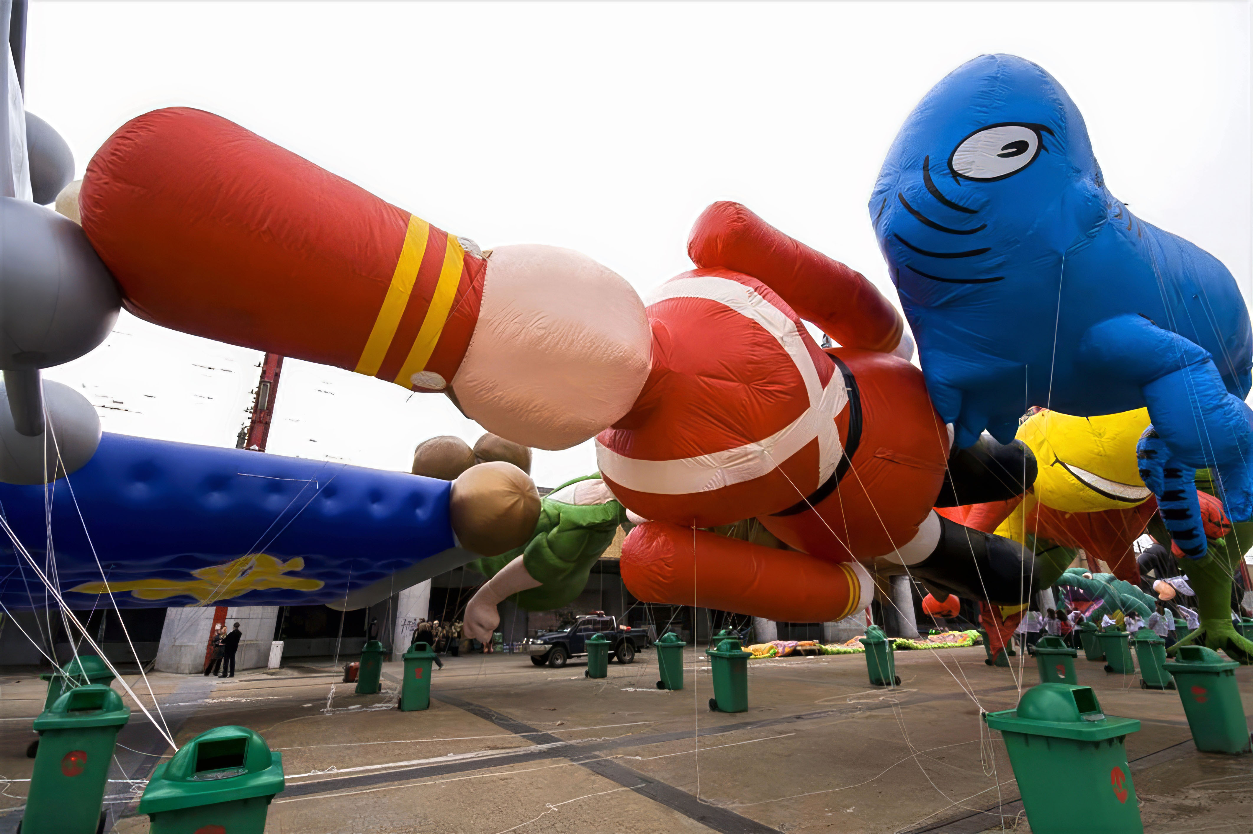 Montage des ballons avant le départ de la Balloon’s Day Parade, Bruxelles, 28 février 2009.