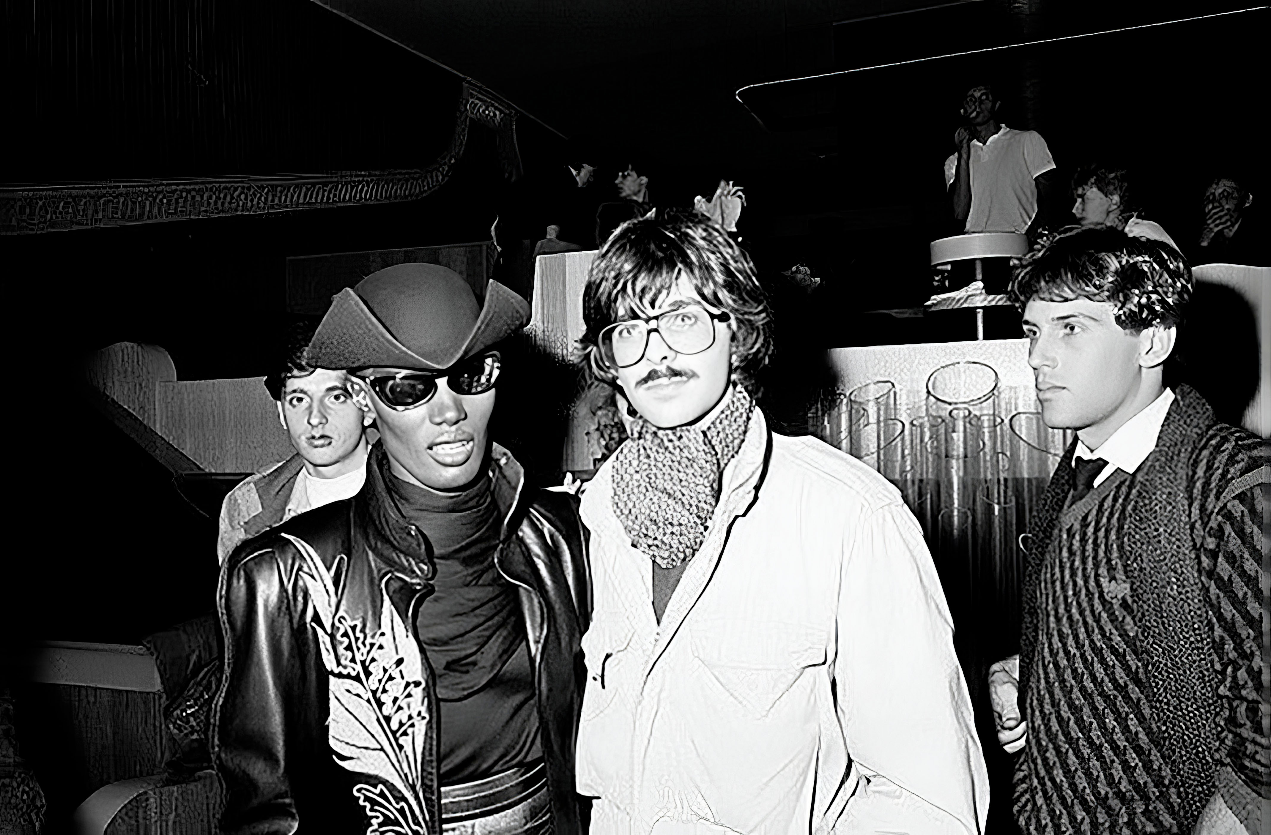 Photographie noir et blanc, format horizontal. Robert Sante et Grace Jones posent ensemble au Mirano Continental, dans l'ambiance décontractée et glamour des nuits du club.