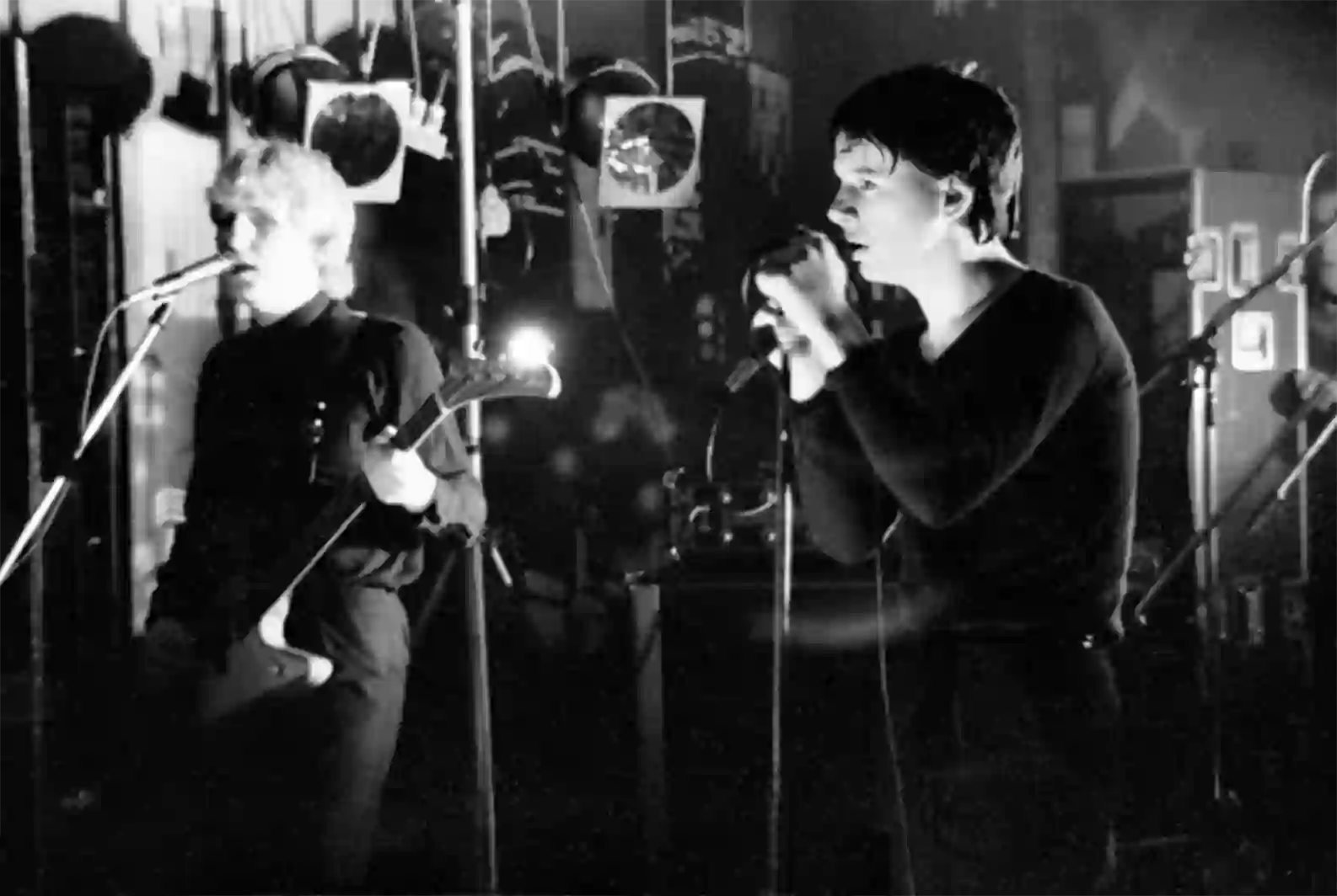 Jim Kerr et Derek Forbes en plein morceau. Un an et demi plus tard, le Canotier fermait et Aldo Gigli trouvait l'ancien cinéma de la Chaussée de Louvain : le Mirano Continental.