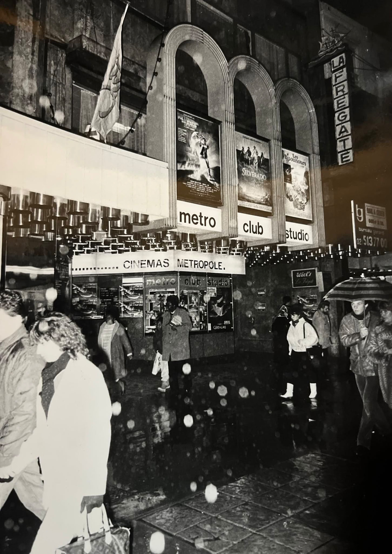The façade of the Cinémas Métropole (metro, club, studio) on a rainy evening in 1985: the Back to the Future trilogy on the bill, the year Les Petits Déjeuners du cinéma and the Cinés-Apéros were created. Eric Vauthier archive.