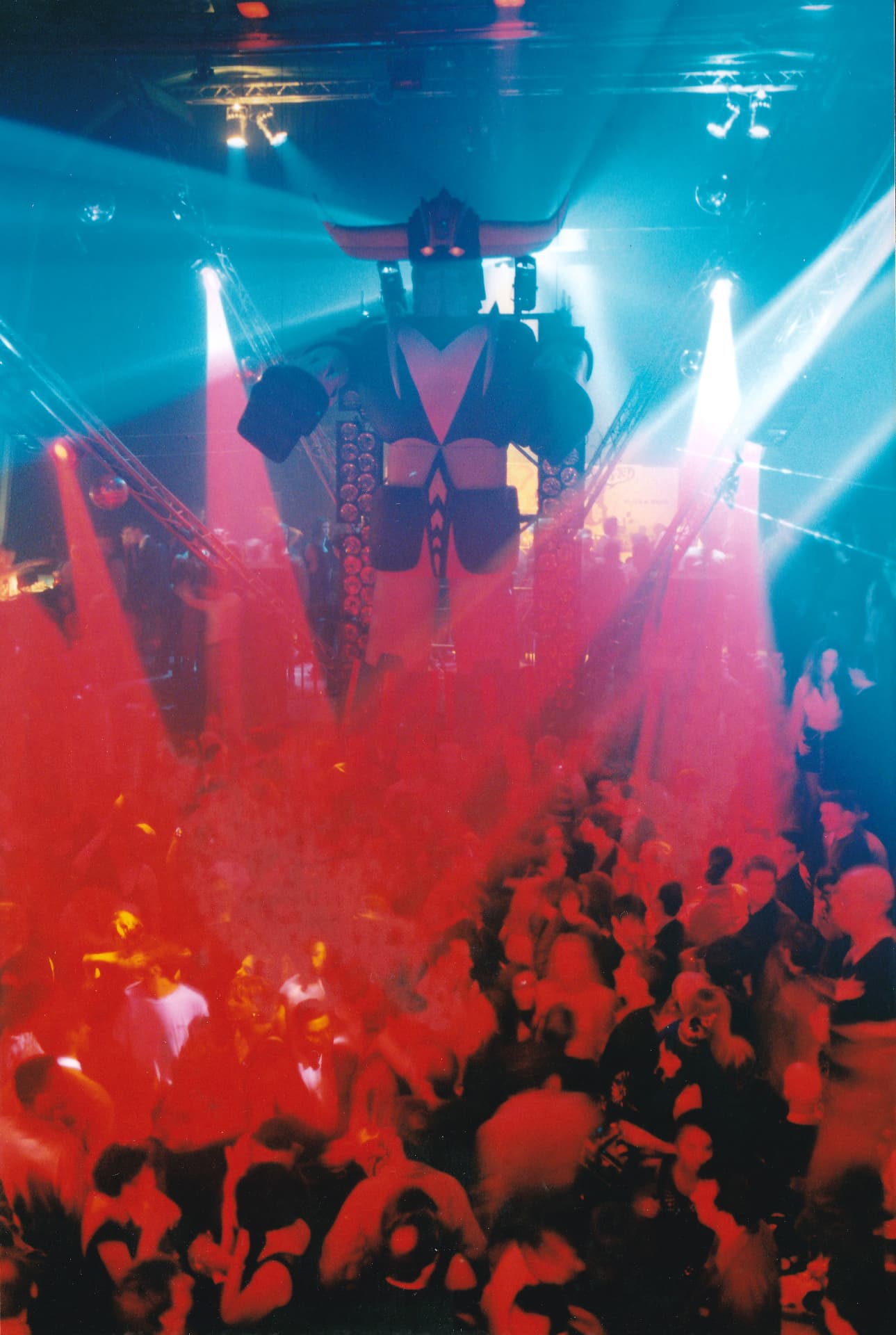 The dancefloor from below, red and blue lighting, the Goldorak towering over the crowd.