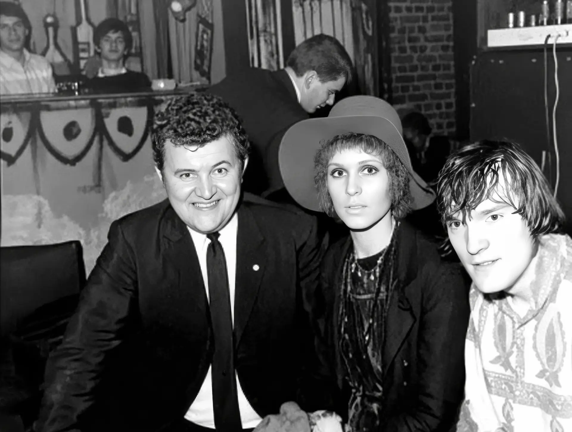 Jean-Paul Wittemans, fondateur des Gémeaux, entouré de Julie Driscoll et Brian Auger au bar du club. Un patron de nuit qui recevait lui-même ses artistes, à deux pas de la piste.