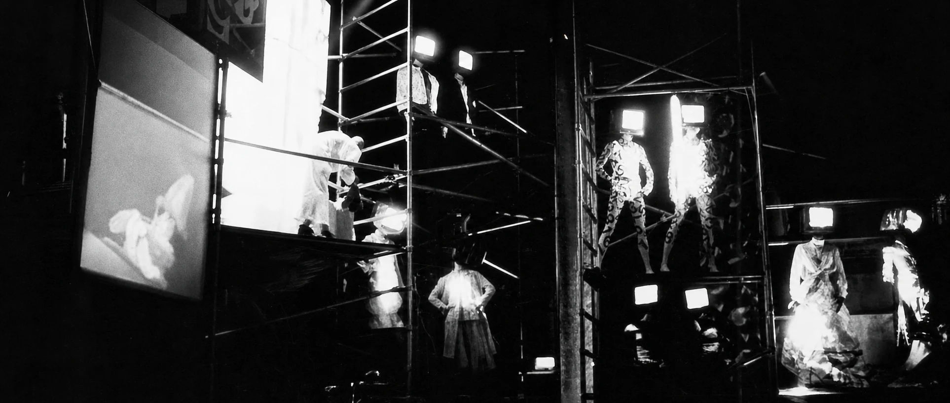 Échafaudages, écrans et mannequins coiffés de téléviseurs : l'installation vidéo du Mirano, vers 1980, un décor tout droit sorti de l'imaginaire d'Aldo Gigli.