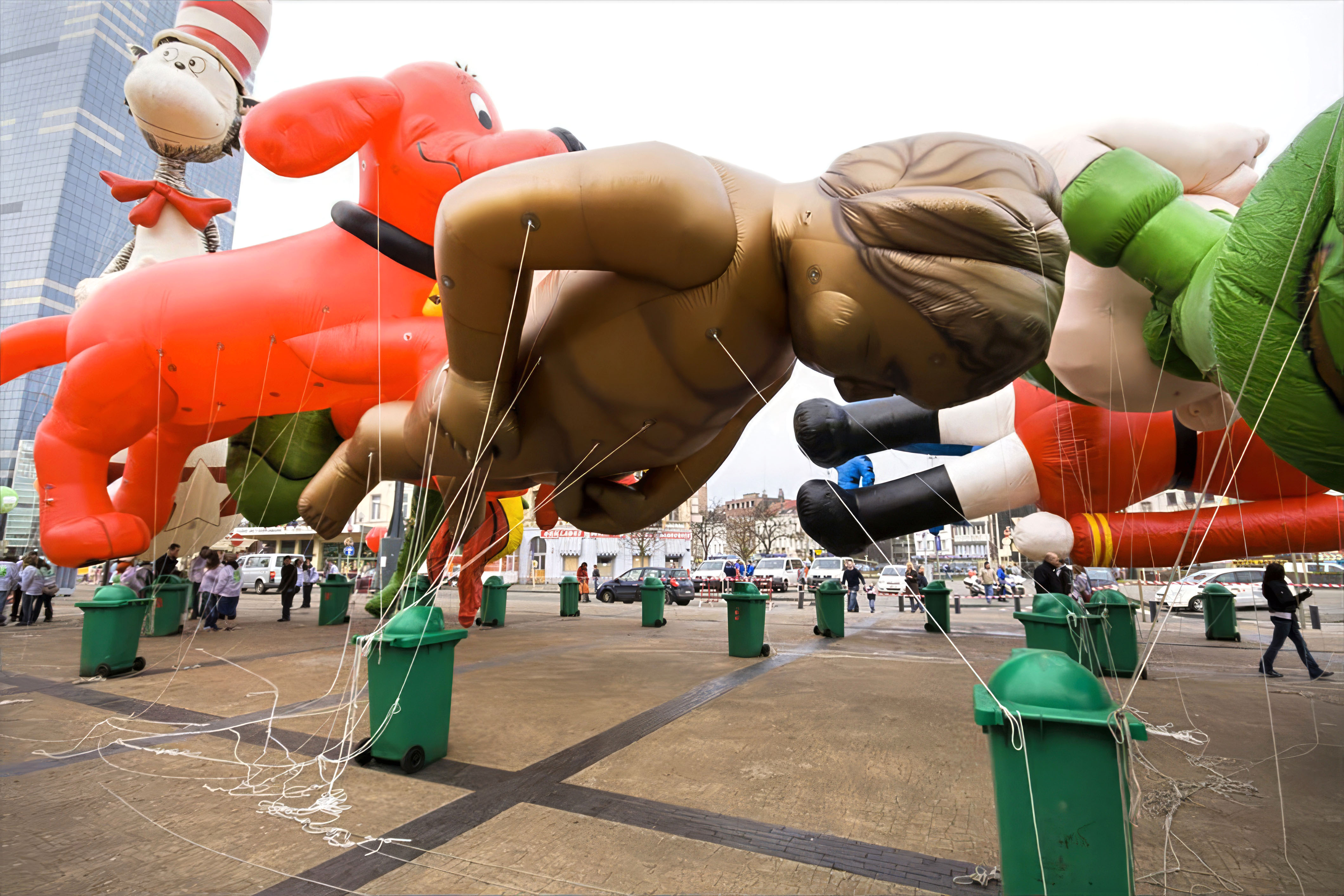 Montage des ballons avant le départ de la Balloon’s Day Parade, Bruxelles, 28 février 2009.
