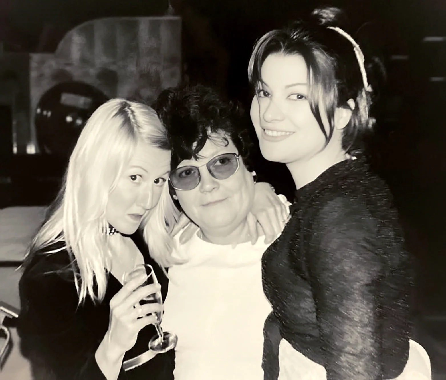 Photographie noir et blanc, format horizontal. En 1993, trois figures du Mirano Continental se serrent pour la pose : Valy Bax, Mamie Jacqueline, l'âme du lieu, et Sofia Hendrickx. Une décennie après les premières nuits, l'esprit de la maison demeure.