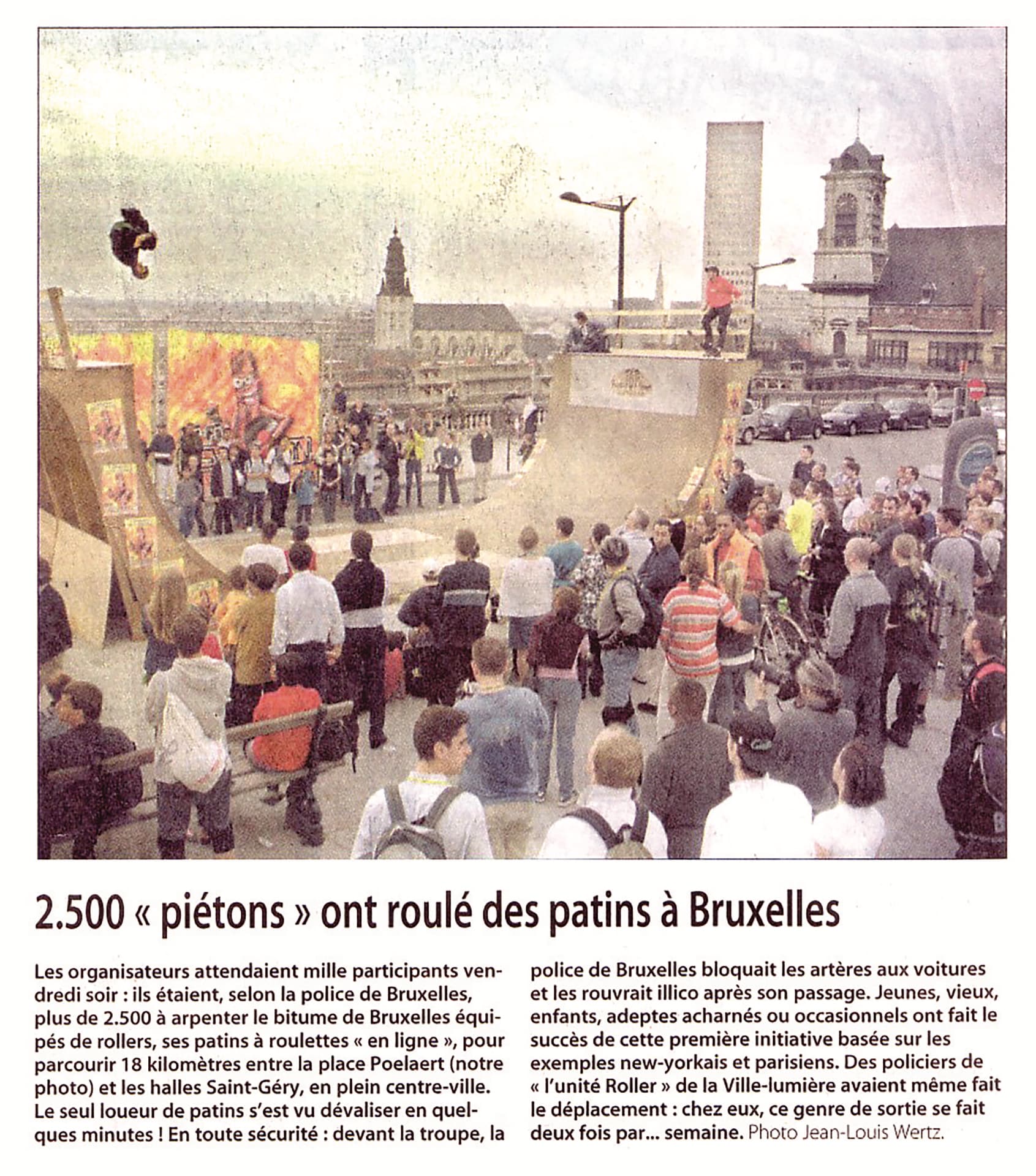 Le Soir, 2002-07-05. Photograph by Jean-Louis Wertz showing skaters and a ramp on Place Poelaert in front of a crowd of participants.