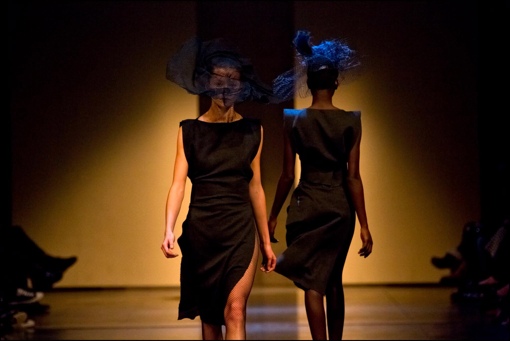 Deux silhouettes noires présentées sur scène.