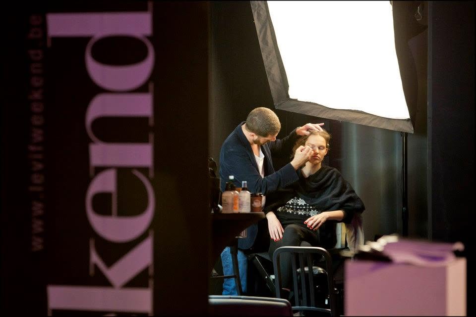 Préparation en coulisses avant les défilés.