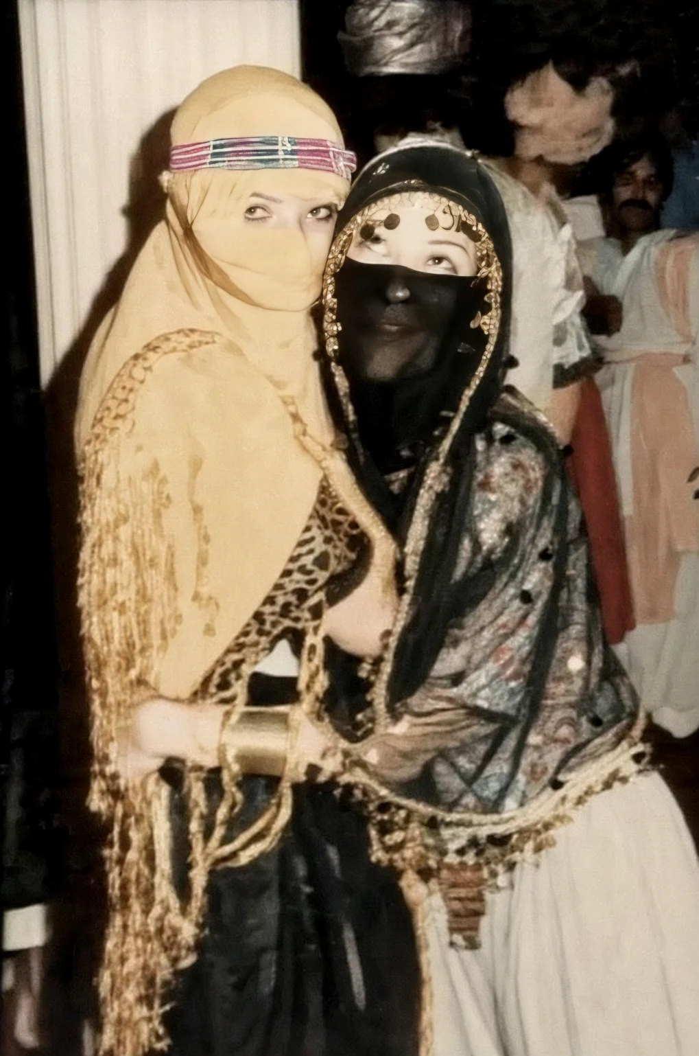 Deux invitées voilées, l'une en ocre, l'autre en noir et or, lors de la soirée « Fantasia des Mille et Une Nuits » au Mirano Continental, mercredi 29 septembre 1982.