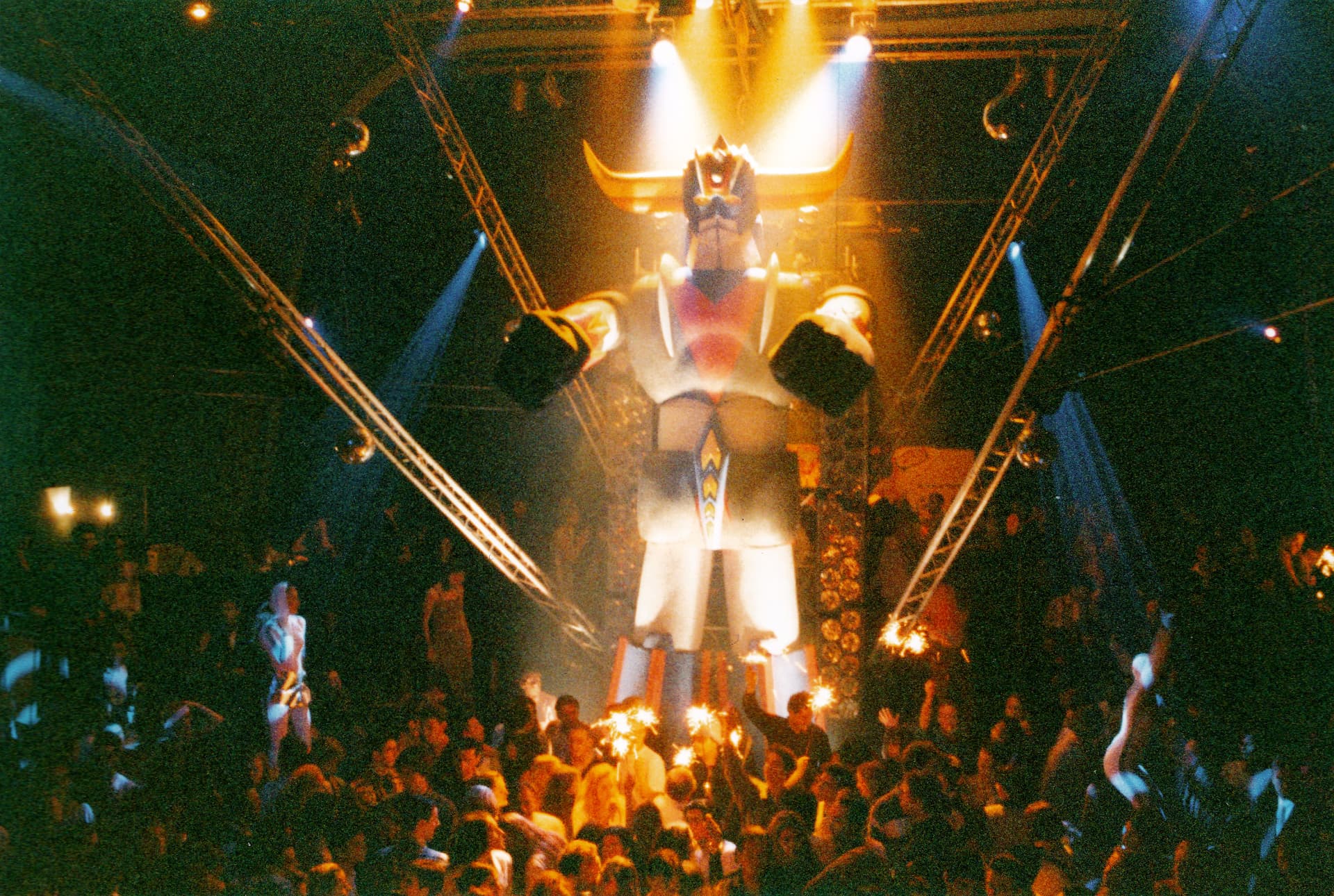 The giant Goldorak of more than 10 metres standing above the dancefloor under the lights.