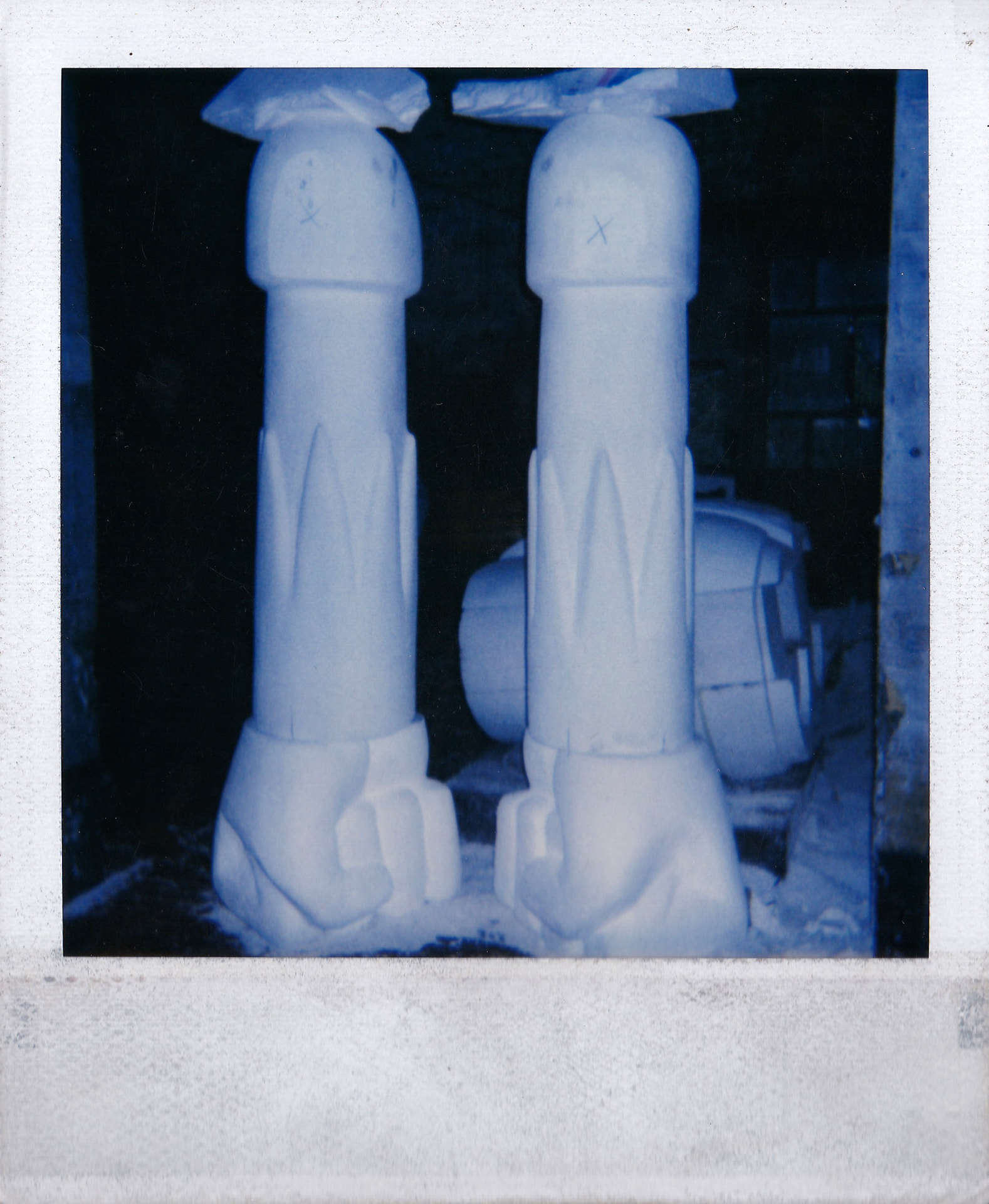 The two forearms with closed fists: the Fulguropoings fitted to hold the rockets.